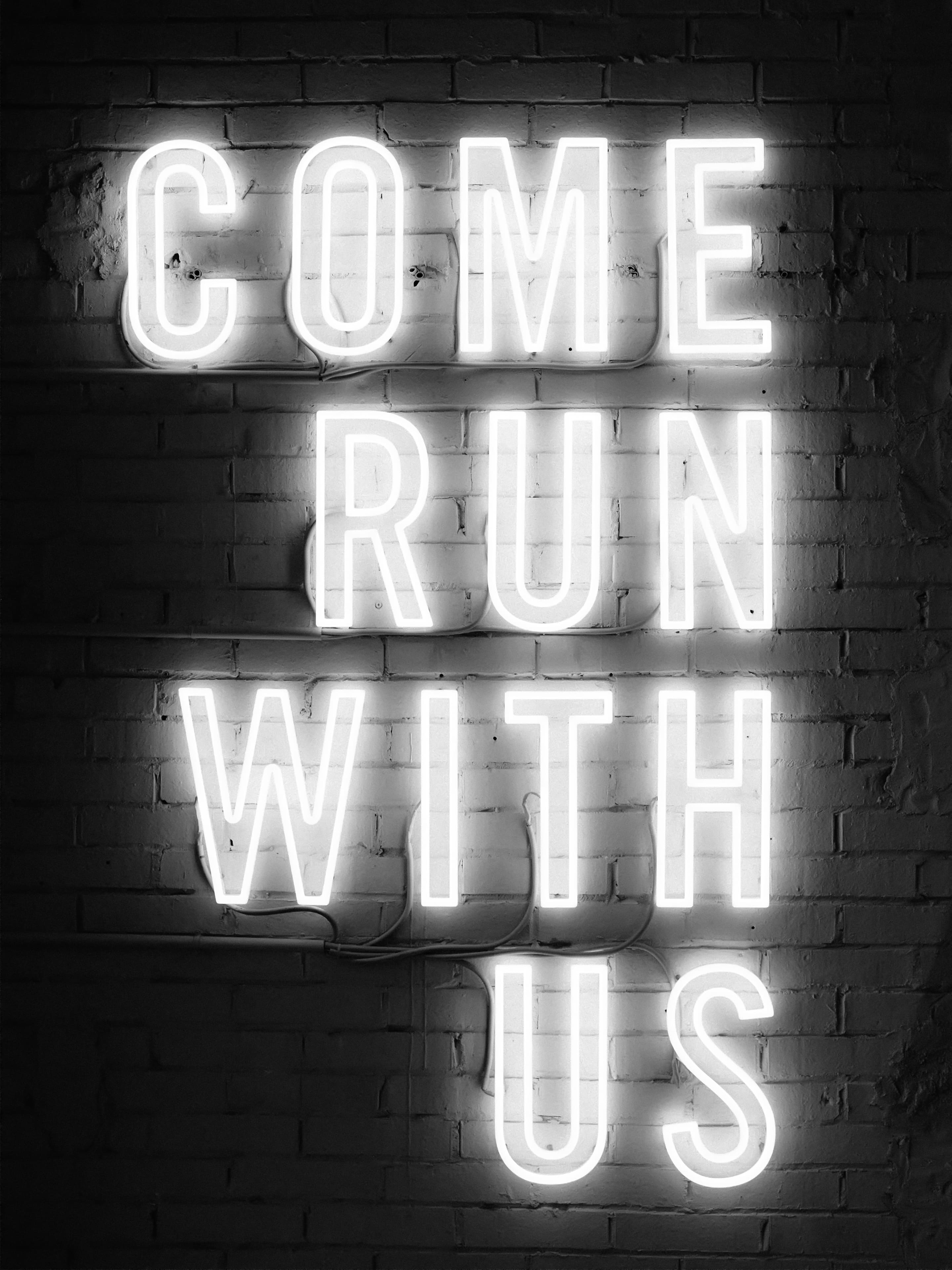 Come Run With Us, Neonschrift, Ziegelwand, Schwarz-Weiß, Typografie, QHD+, Tablet-Hintergrund