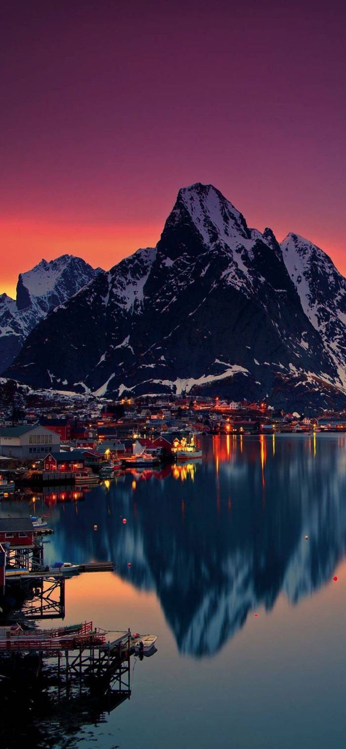 Berge, Fjord, Dorf, Spiegelung, Abendrot, Hochformat, Hintergrundbild fürs Smartphone