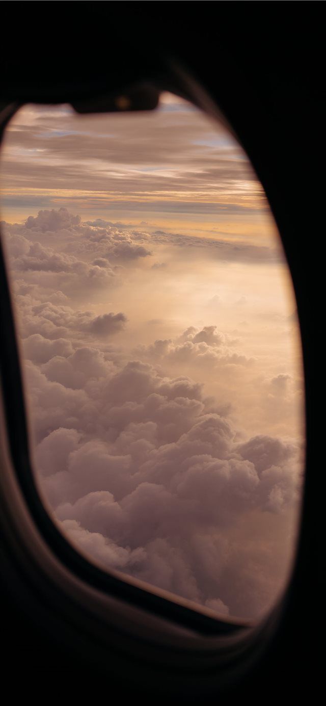 Flugzeugfenster, Wolken, Sonnenuntergang, Himmel, Hochformat, Hintergrundbild fürs Smartphone
