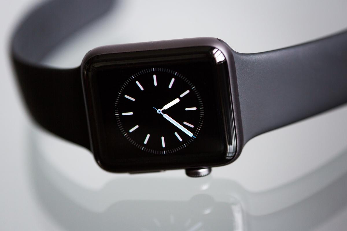 Apple Watch, Analoges Zifferblatt, Schwarzes Armband, Nahaufnahme, Hintergrundbild