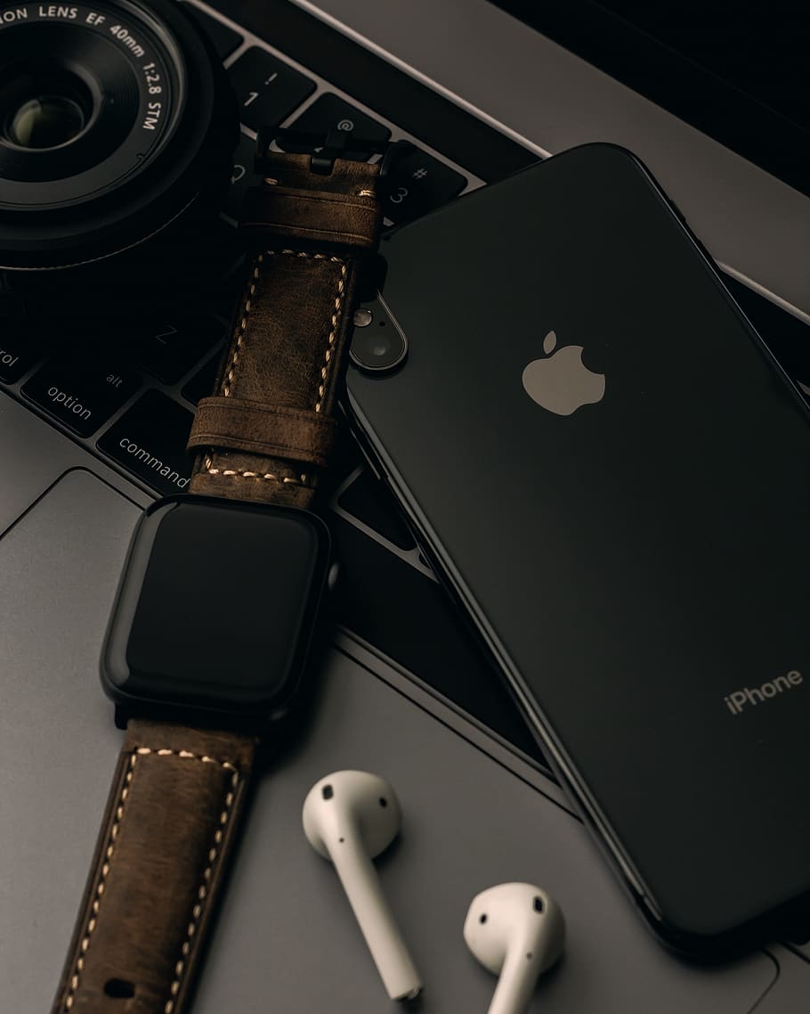 Apple Watch, iPhone, AirPods, Lederarmband, Flatlay, Zifferblatt