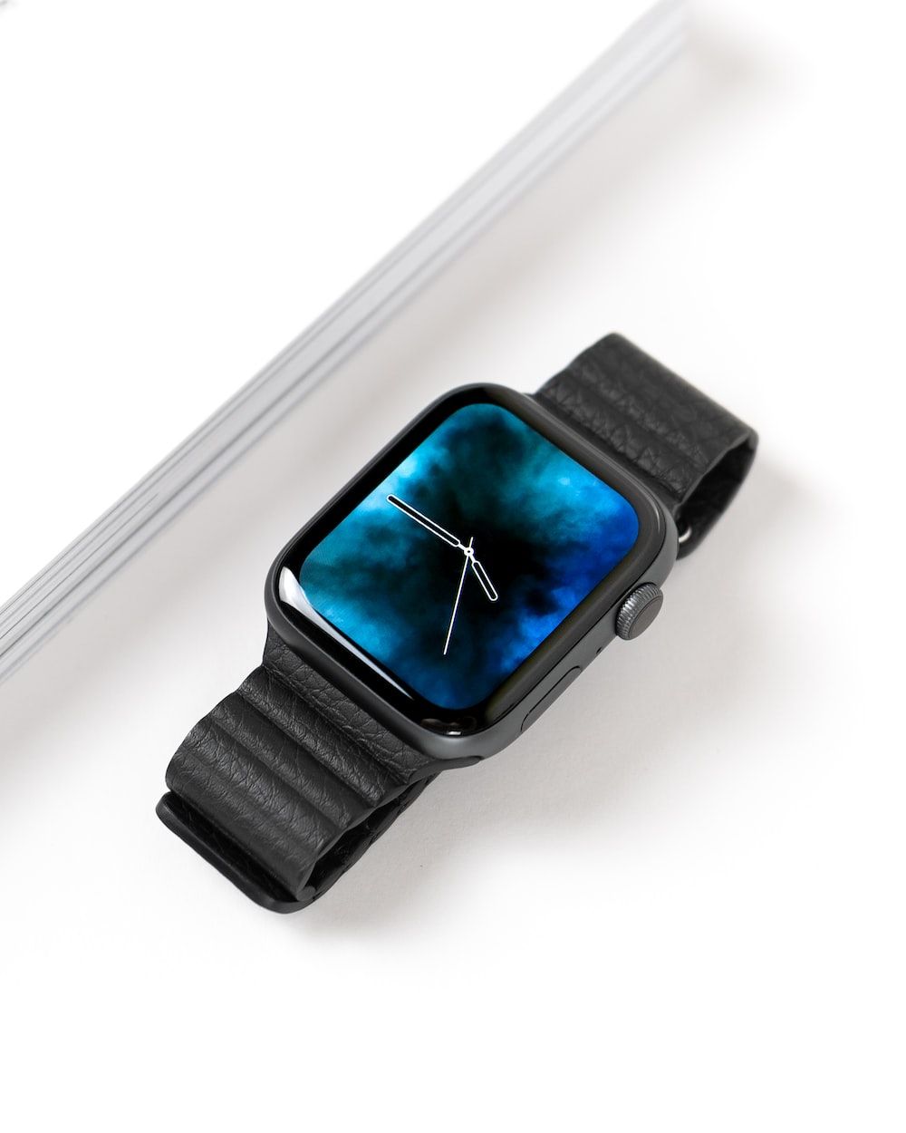 Apple Watch, Milanaise-Armband, Blaues Zifferblatt, Weißer Hintergrund, Wallpaper
