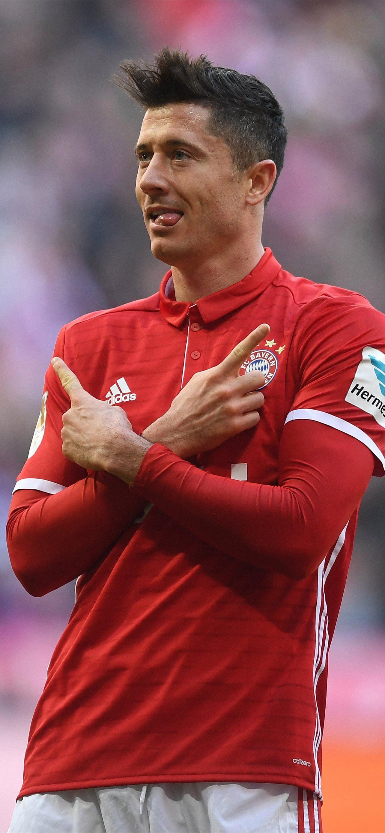 Robert Lewandowski, FC Bayern München, Verschränkte Arme, Porträt, Stürmer, 1284x2778, Handy-Hintergrund