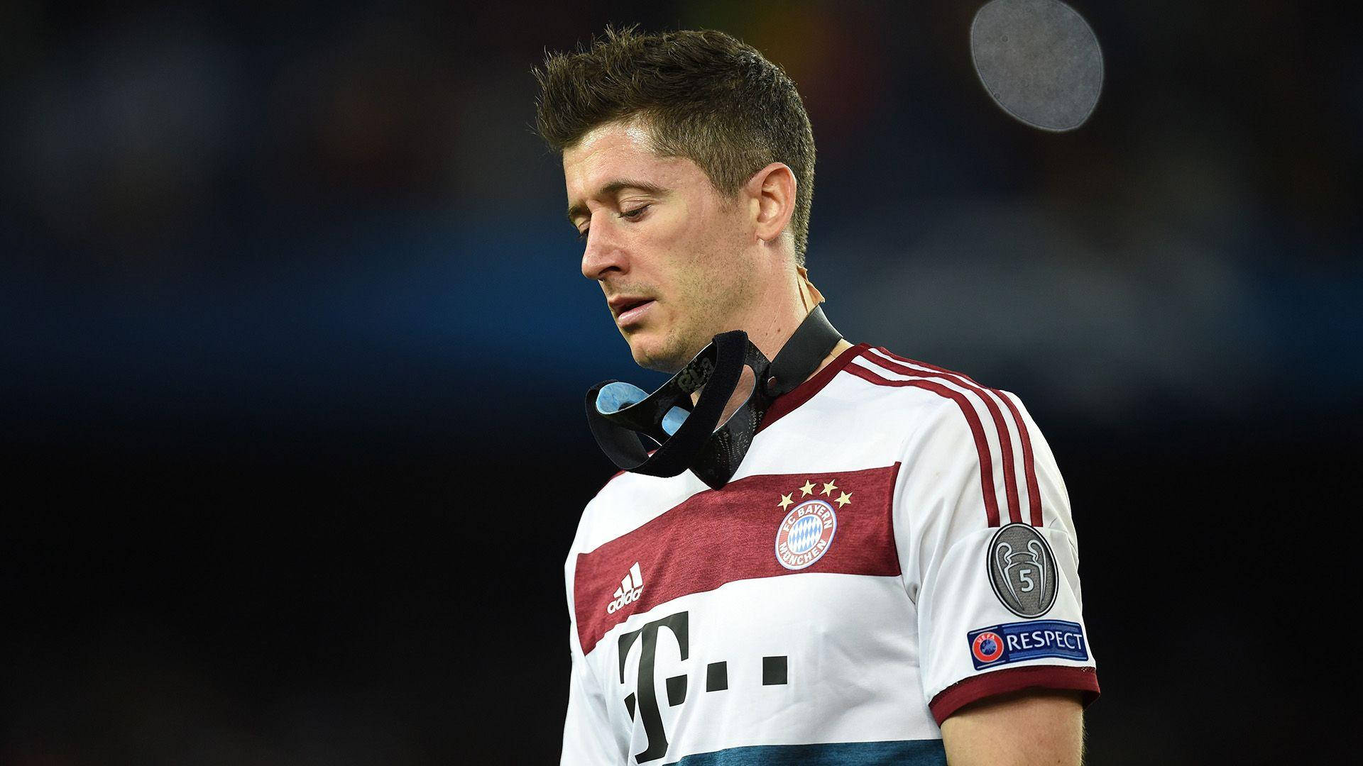 Robert Lewandowski, FC Bayern München, Weißes Trikot, Kopfhörer, Dunkler Hintergrund, 1080p Wallpaper