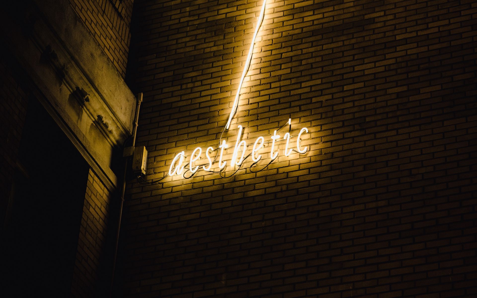 Aesthetic, Neonschrift, Ziegelwand, Goldenes Licht, 16:10, Full-HD-Hintergrundbild für den Desktop