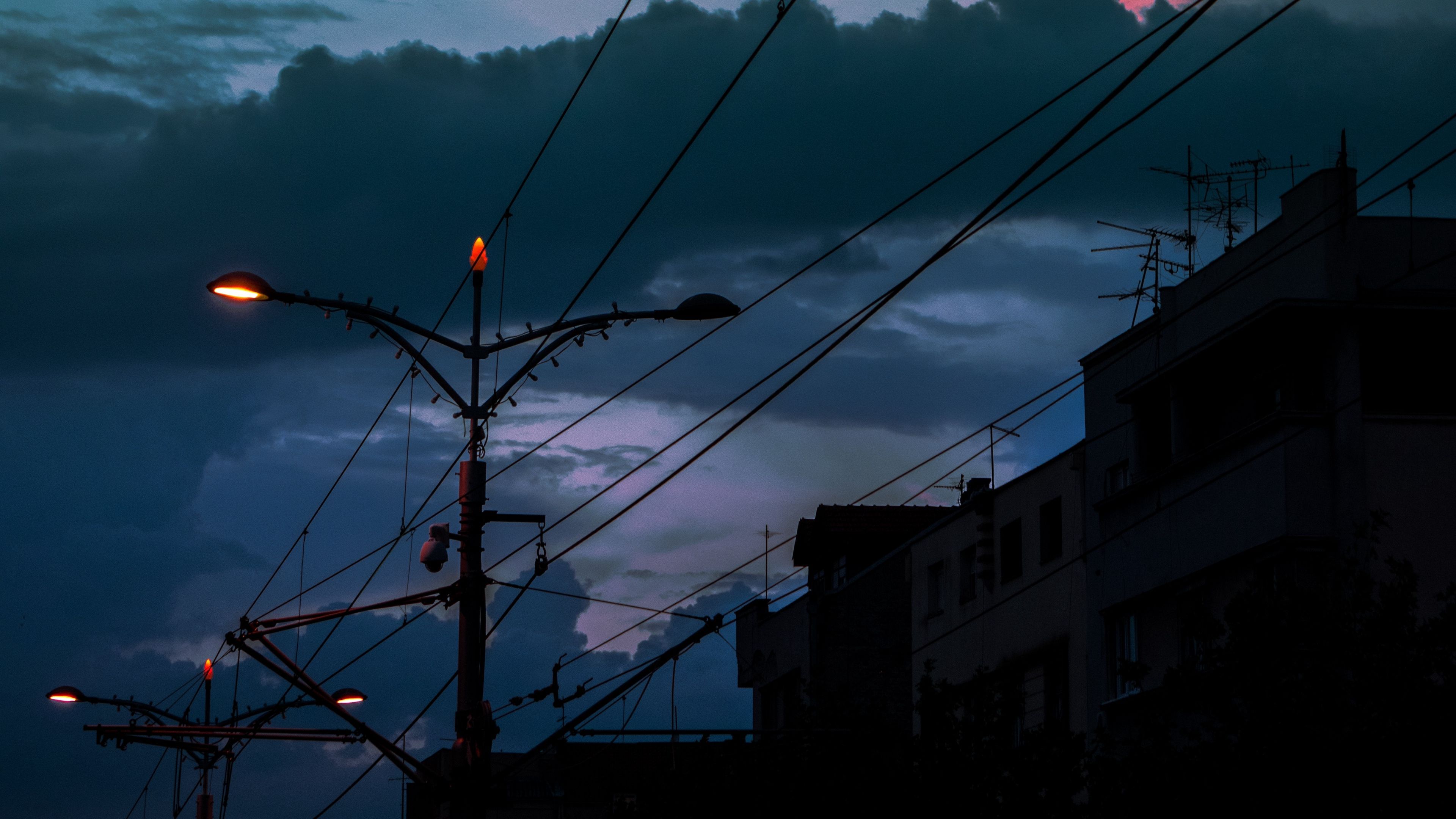 Stromleitungen, Straßenlaterne, Dämmerung, Bewölkter Himmel, Häuser, 4K-Hintergrundbild für PC