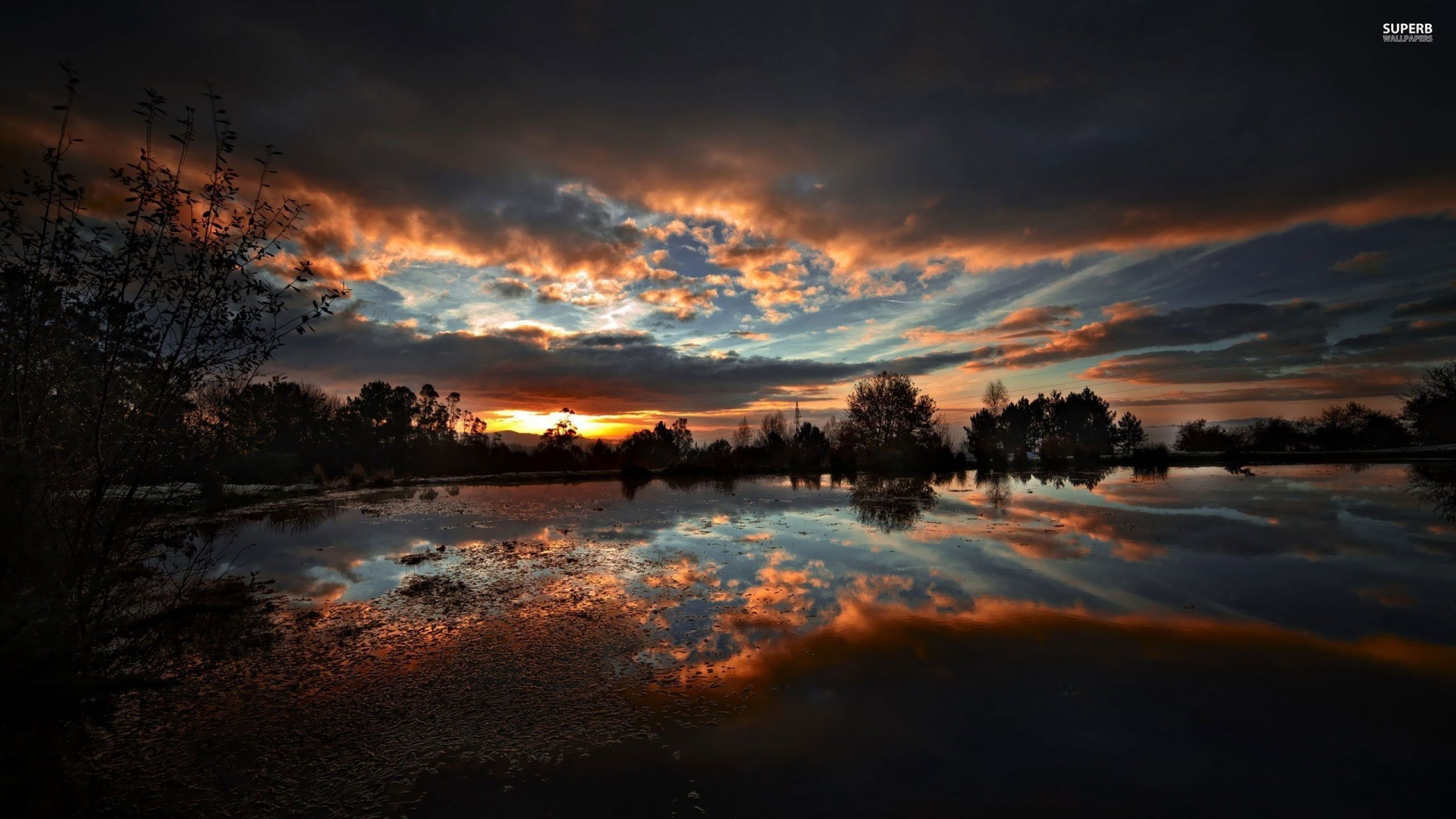Sonnenuntergang, See, Spiegelung, Bäume, Wolken, Dramatischer Himmel, 2560x1440, PC-Hintergrundbild
