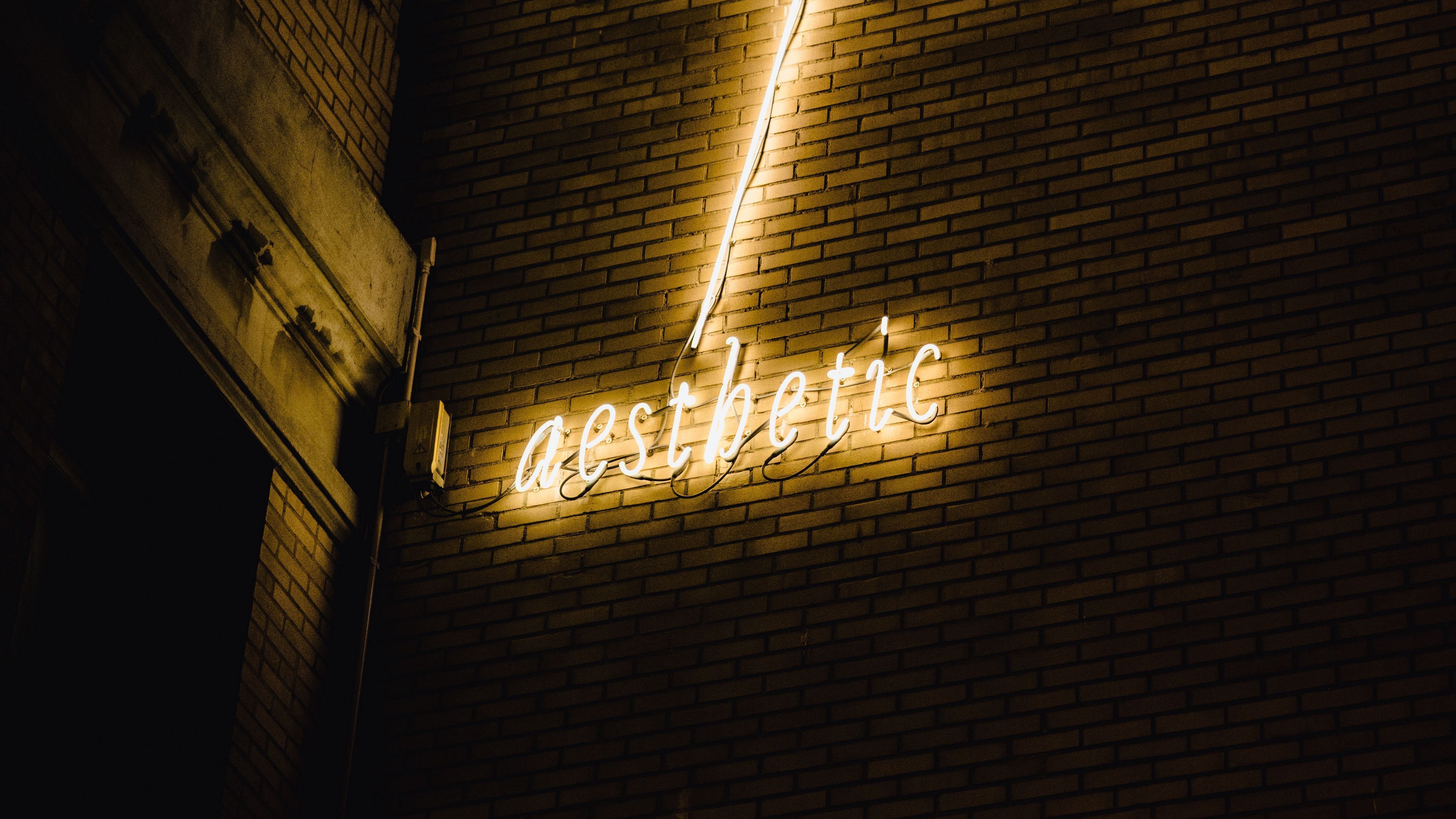 Aesthetic, Neonschrift, Ziegelwand, Gelb, Warmes Licht, 3840x2160, 4K-Hintergrundbild für PC