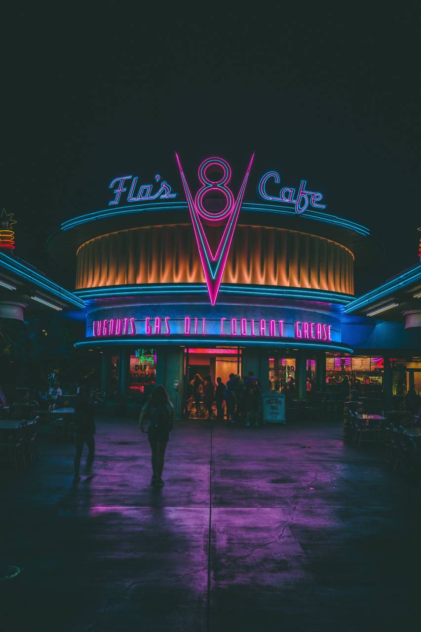 Flo's V8 Café, Cars Land, Disney California Adventure, Neonlicht, Nacht, Diner, Tablet-Hintergrundbild