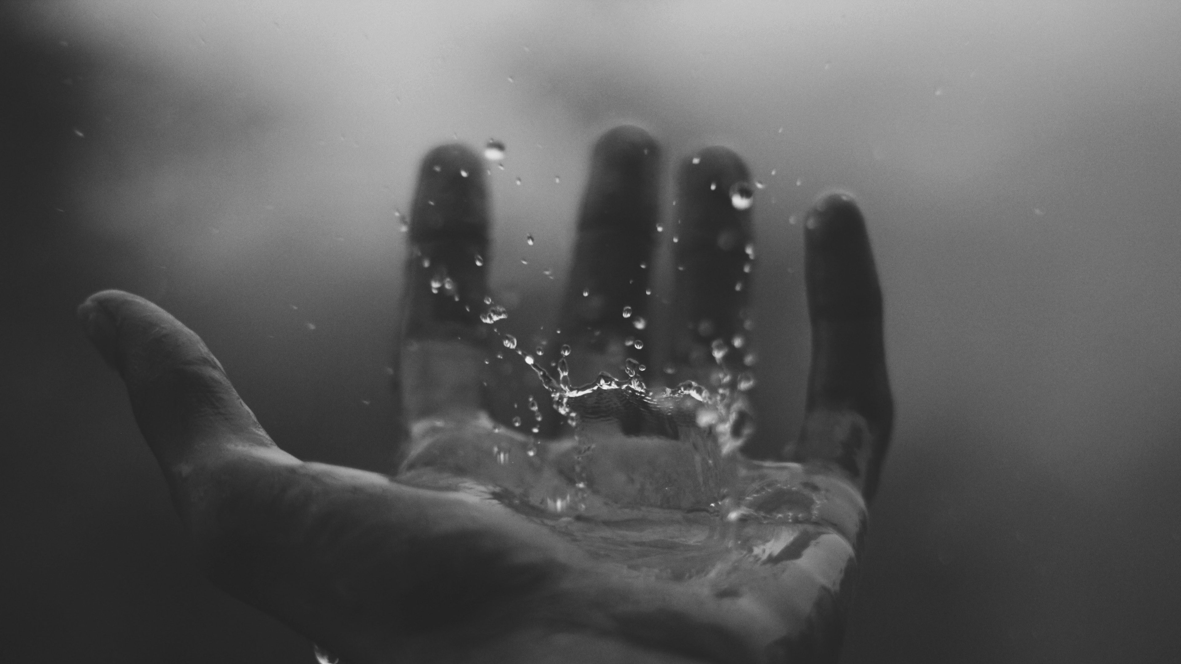 Hand, Wasser, Spritzer, Schwarz-Weiß, 3840x2160, 4K-Hintergrundbild für PC