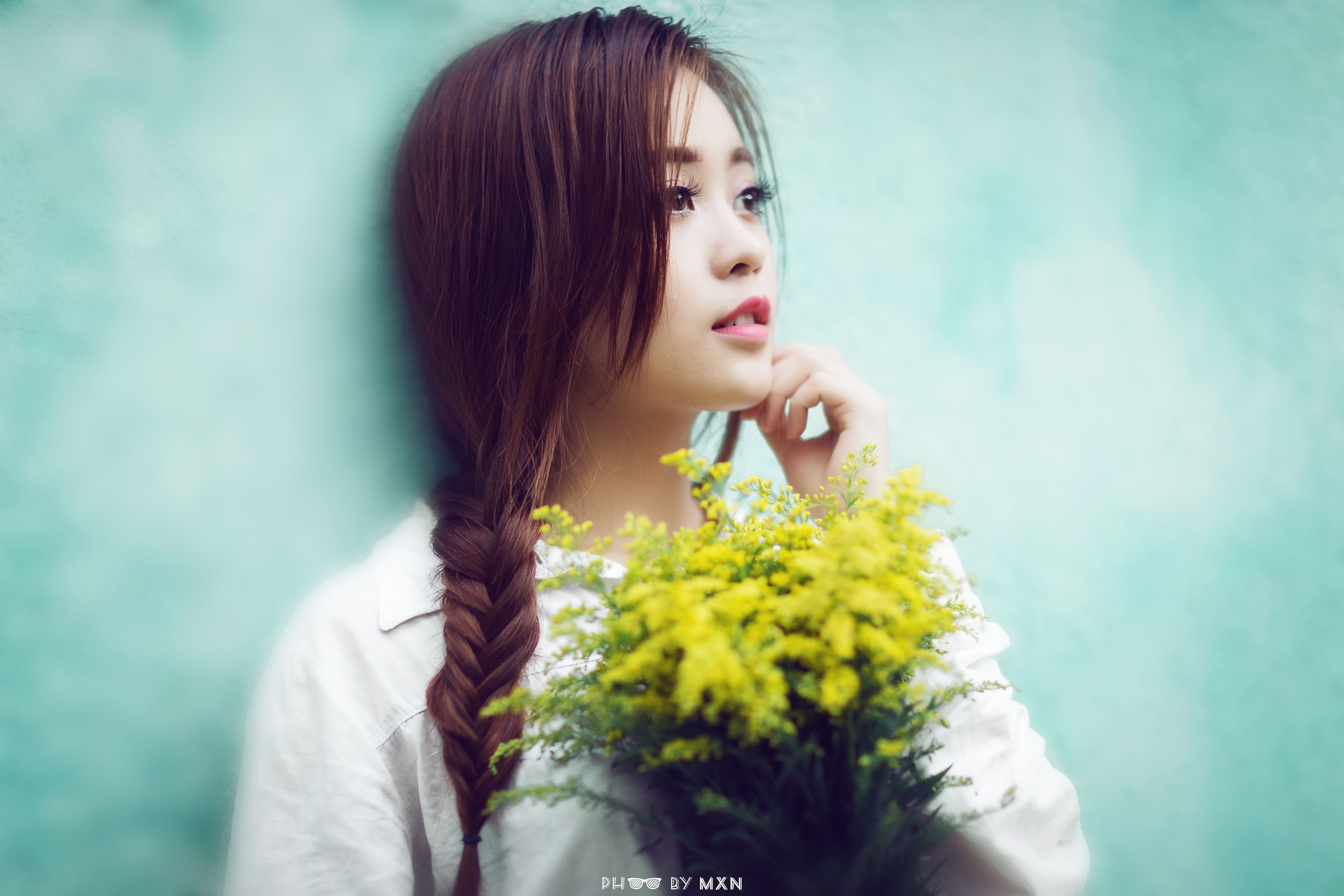 Junge Frau, Zopf, Gelbe Blumen, Türkis, Porträt, 5K, Hintergrundbild für den PC
