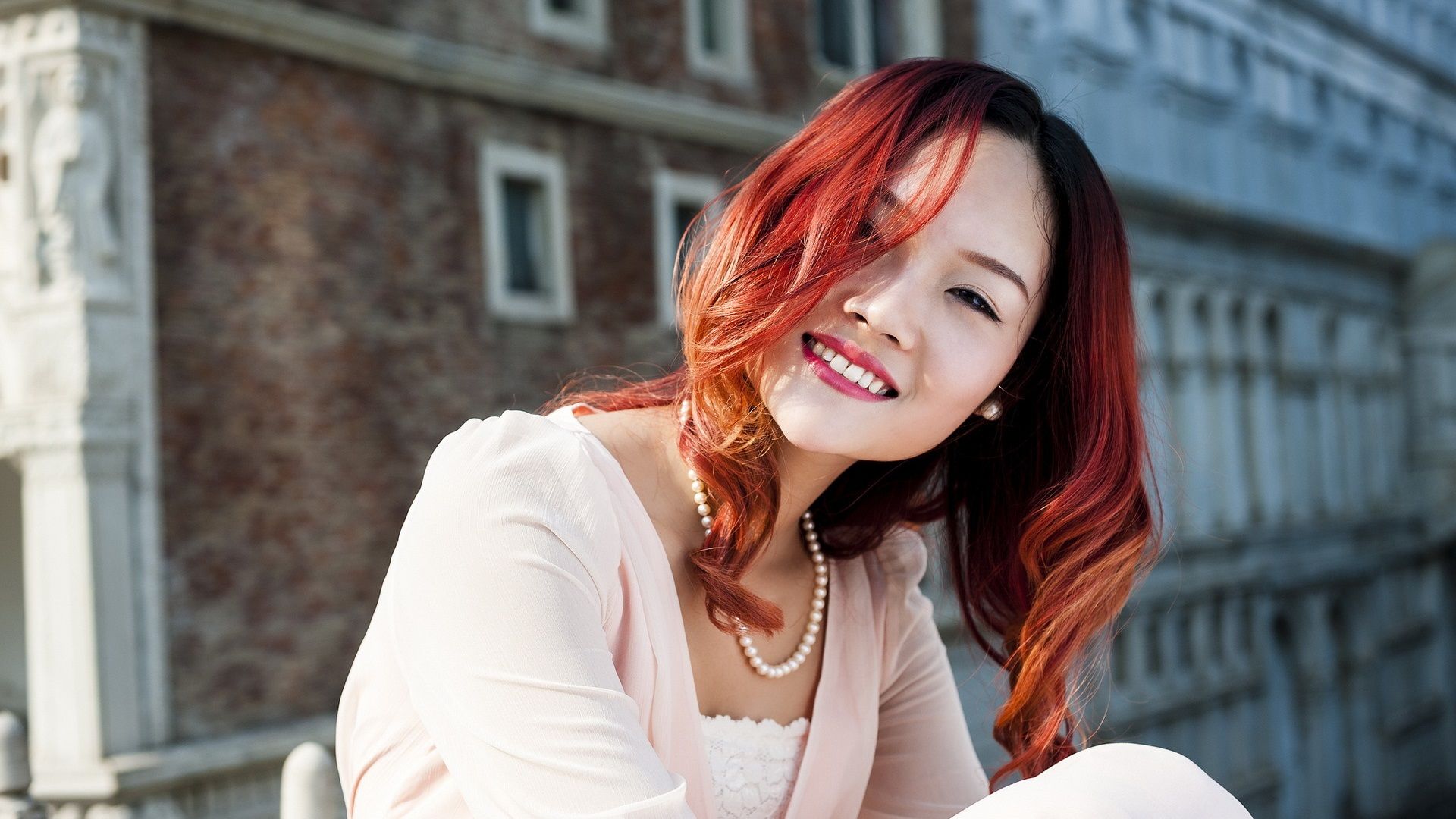 Junge Frau, Rote Haare, Lächeln, Perlenkette, Backsteingebäude, Full HD, PC-Hintergrundbild