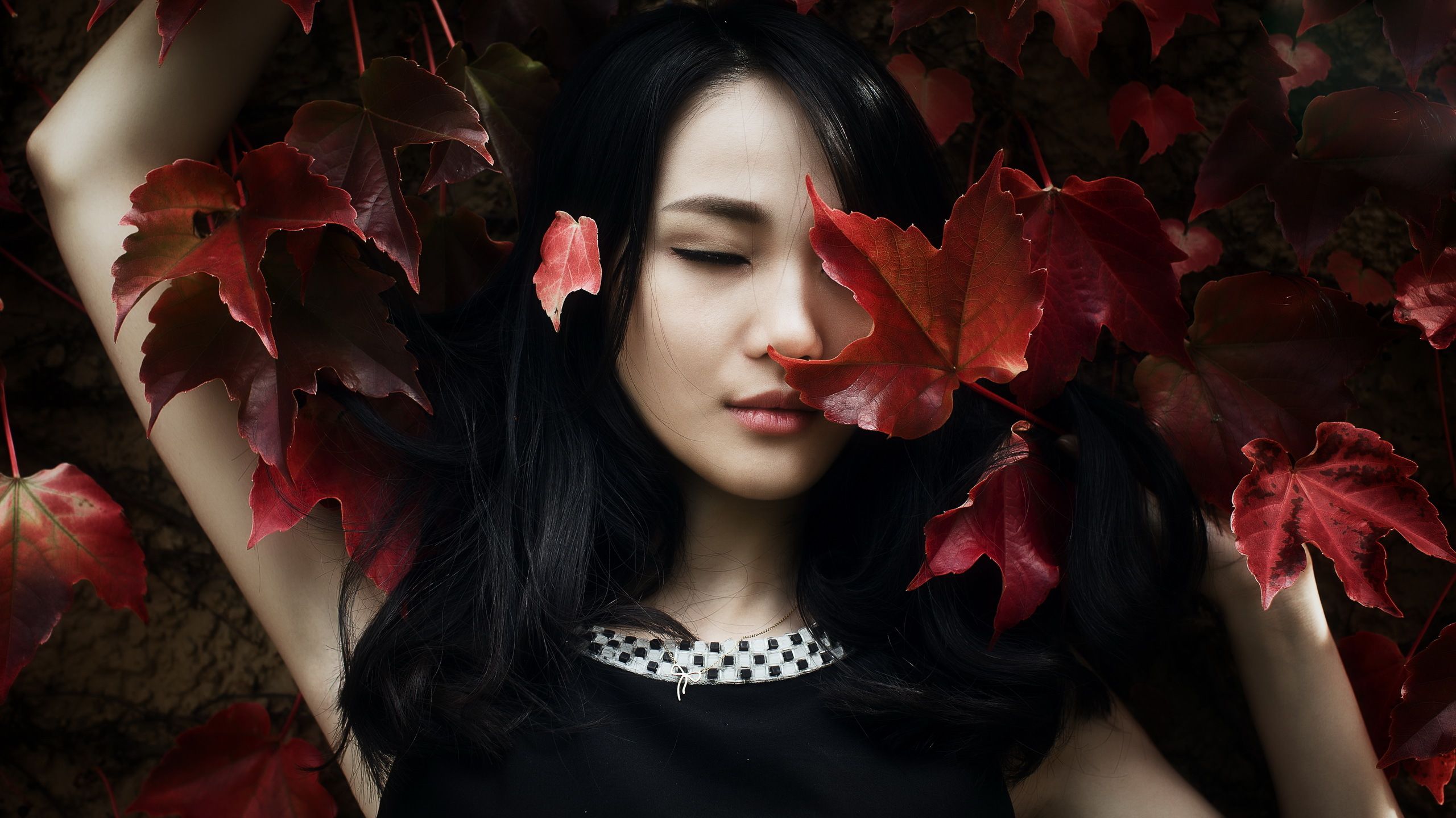 Frau, Rote Blätter, Herbstlaub, Schwarze Haare, Porträt, 2K, Windows-Hintergrundbild