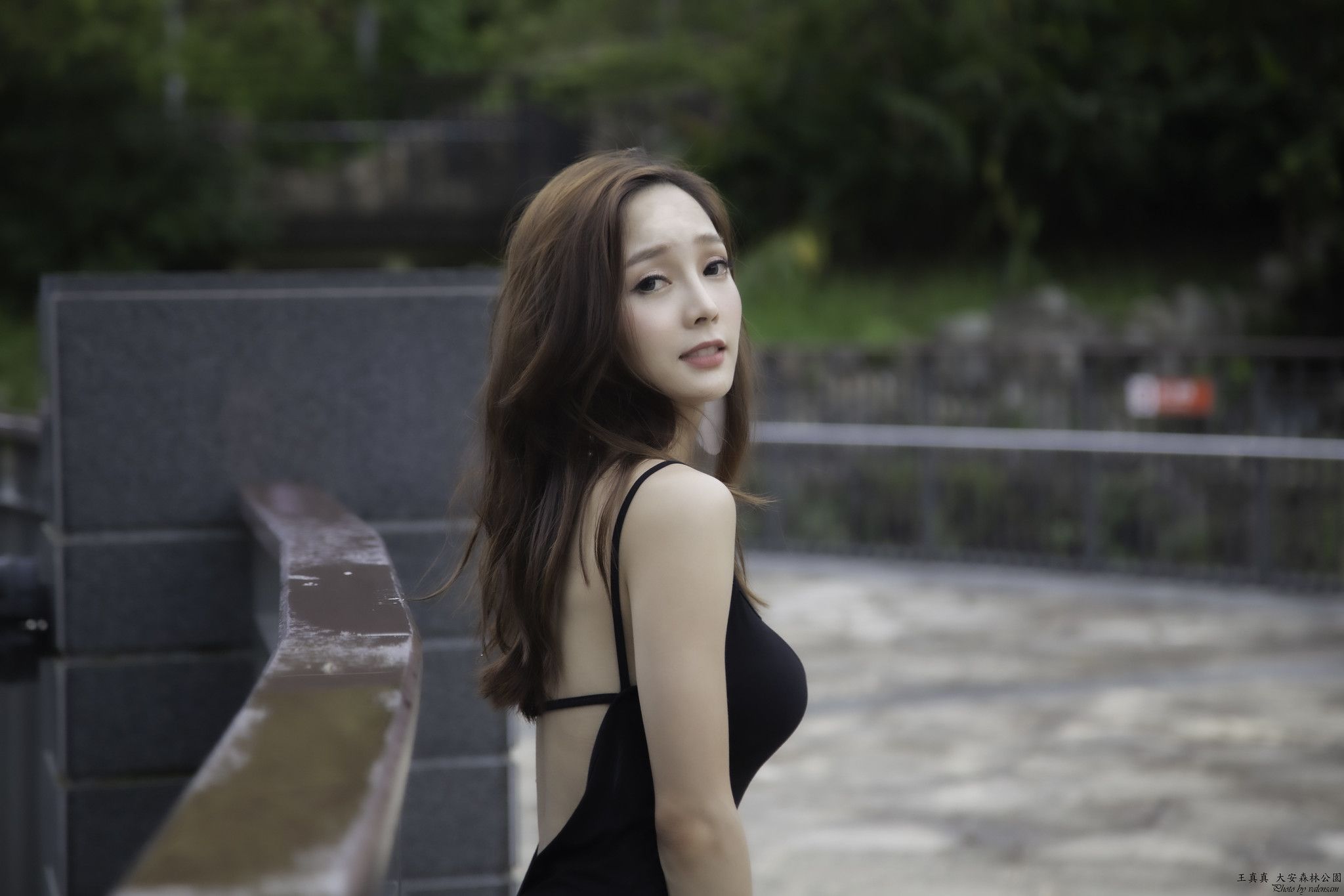 Junge Frau, Schwarzes Kleid, Lange Haare, Draußen, Unschärfe, Full HD, Windows-Hintergrundbild