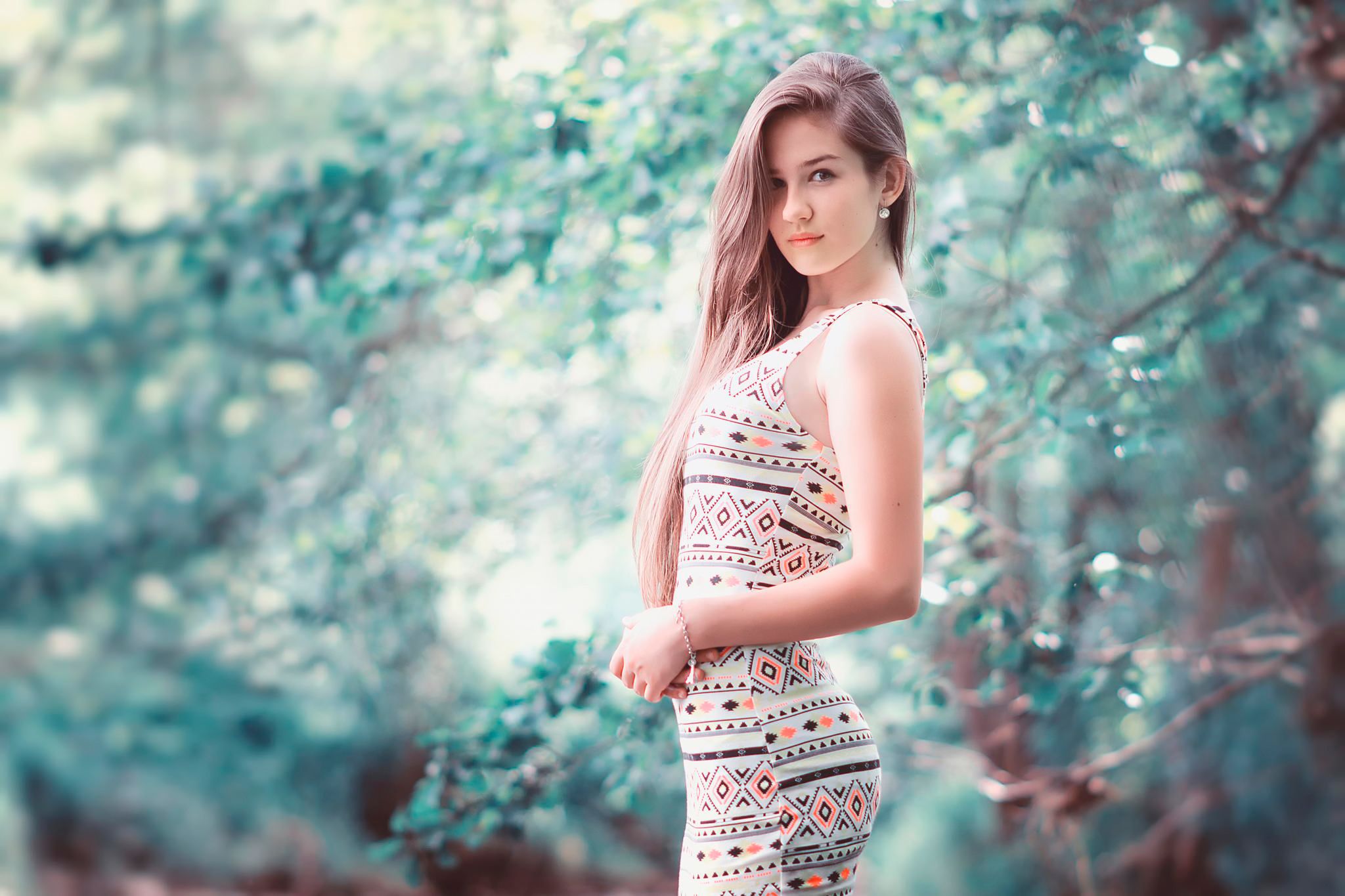Junge Frau, Gemustertes Kleid, Bäume, Türkis, Bokeh, Full HD, Desktop-Hintergrund für Windows
