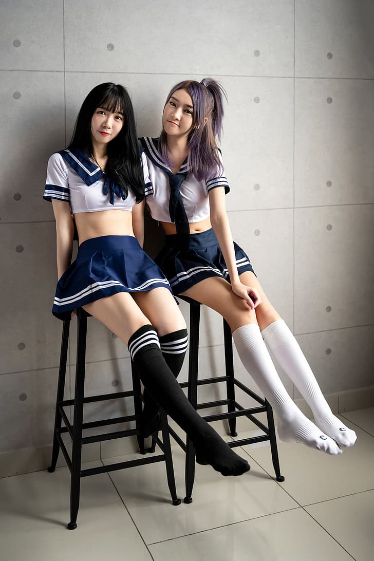 Zwei Frauen, Schuluniform, Barhocker, Kniestrümpfe, Studio, Android-Hintergrundbild