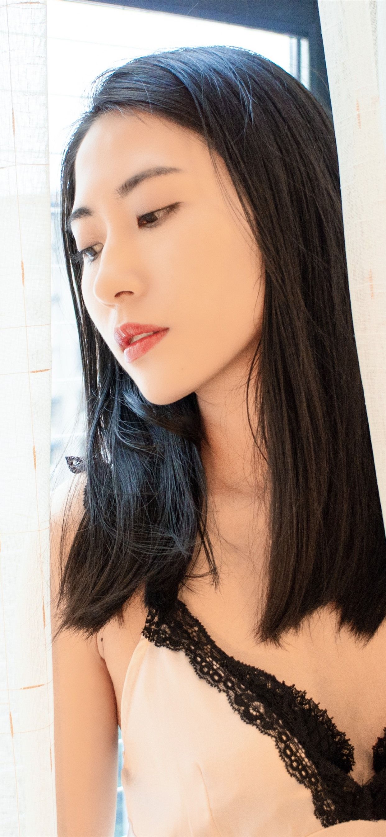 Frau, Spitzen-BH, Fenster, Schwarze Haare, Hell, Full HD, Hintergrundbild fürs Handy