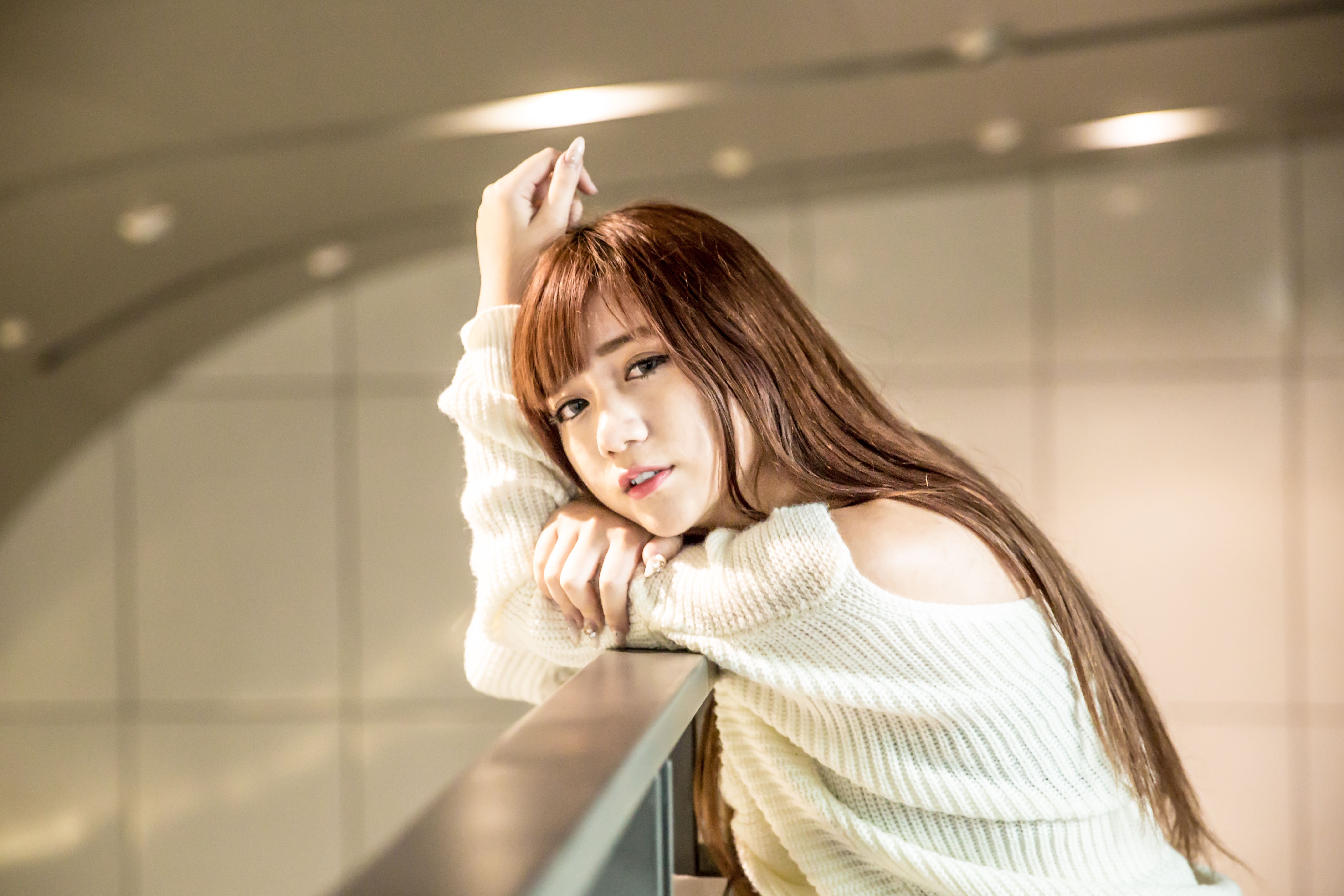 Junge Frau, Geländer, Weißer Pullover, Lange Haare, Innenraum, 5K, PC-Hintergrundbild