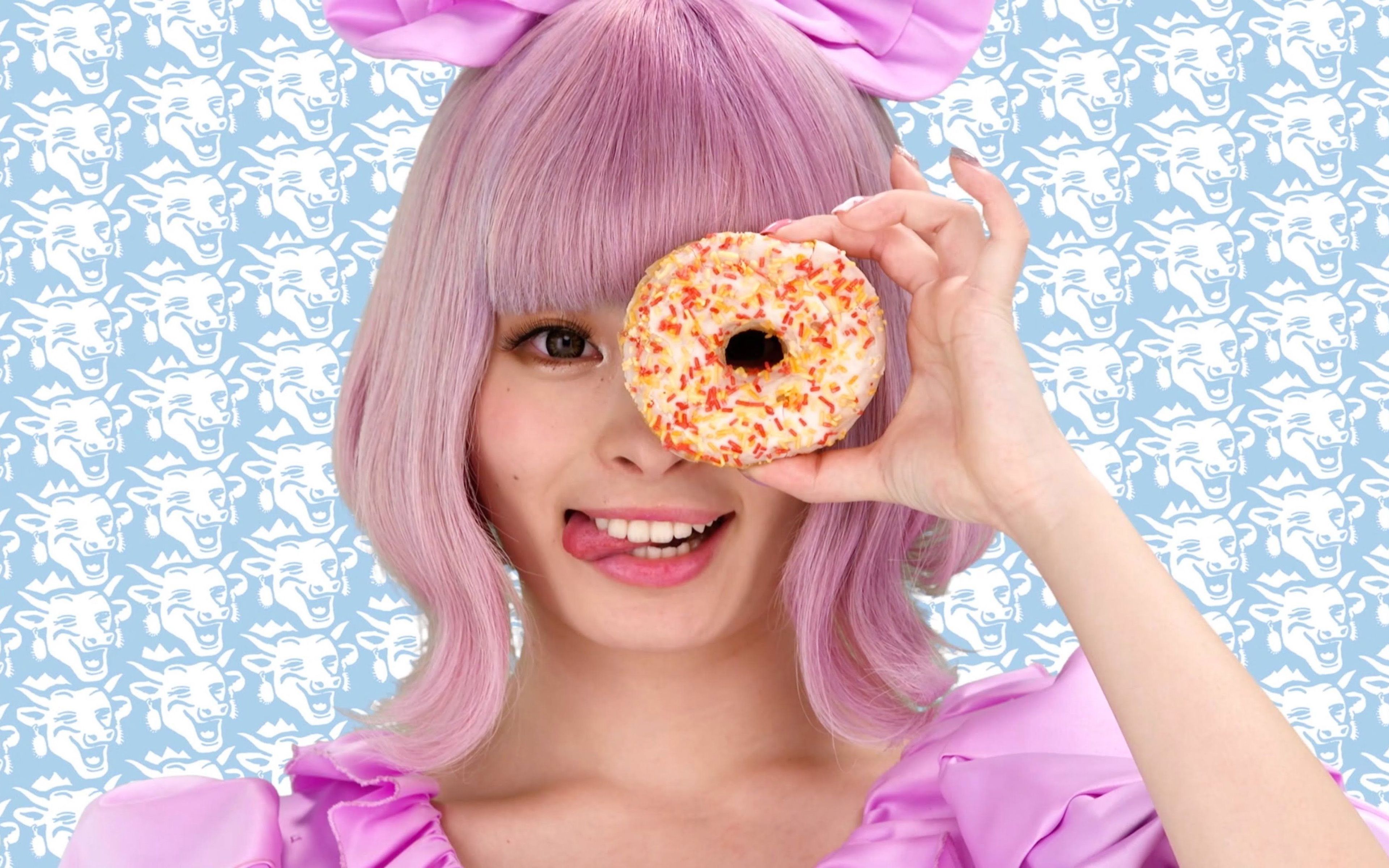 Junge Frau, Rosa Haare, Donut, Haarschleife, Kawaii, Pastellfarben, 4K, Laptop-Hintergrundbild