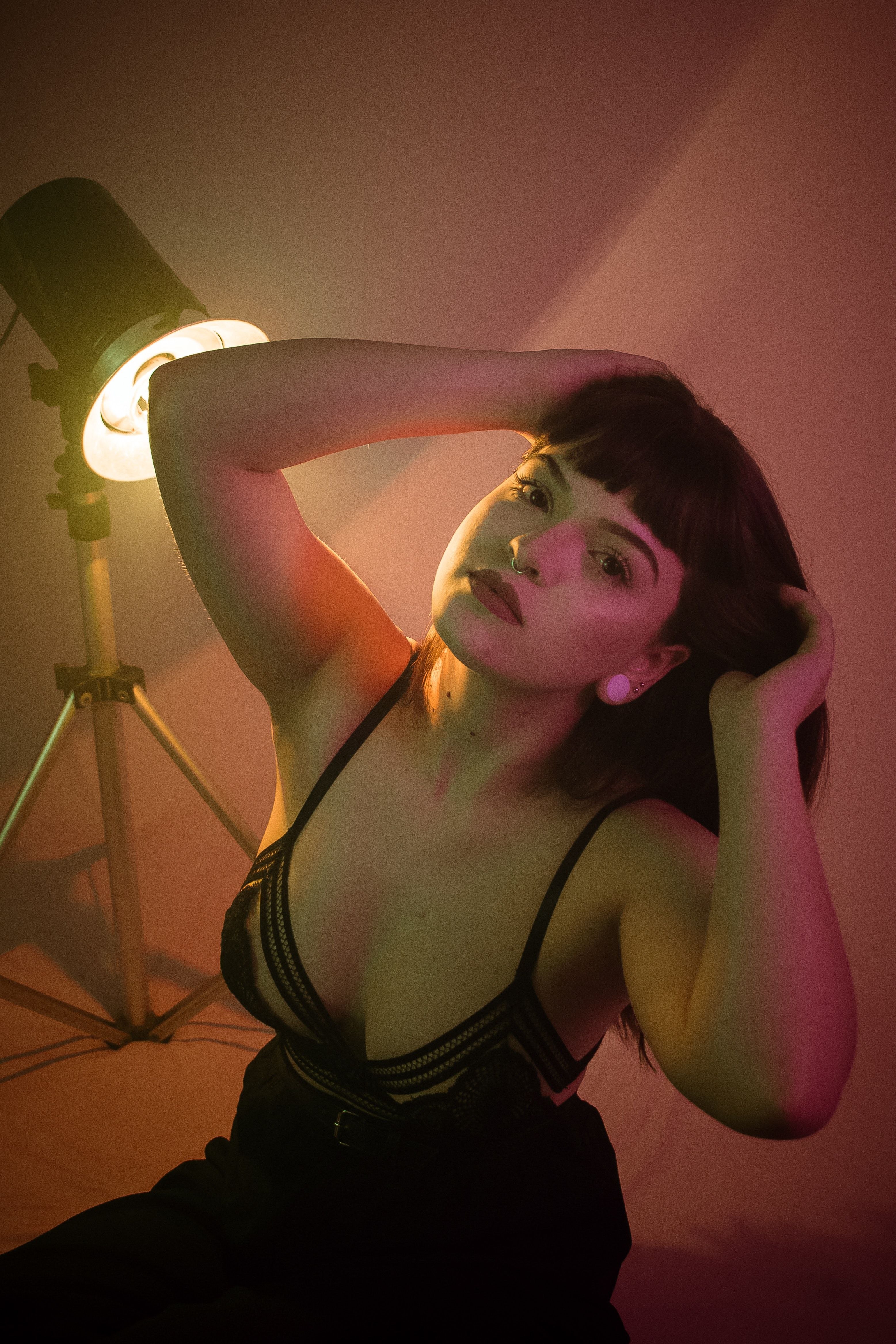 Frau, Studio, Lampe, Kurze Haare, Warmes Licht, QHD+, Hintergrundbild fürs Tablet