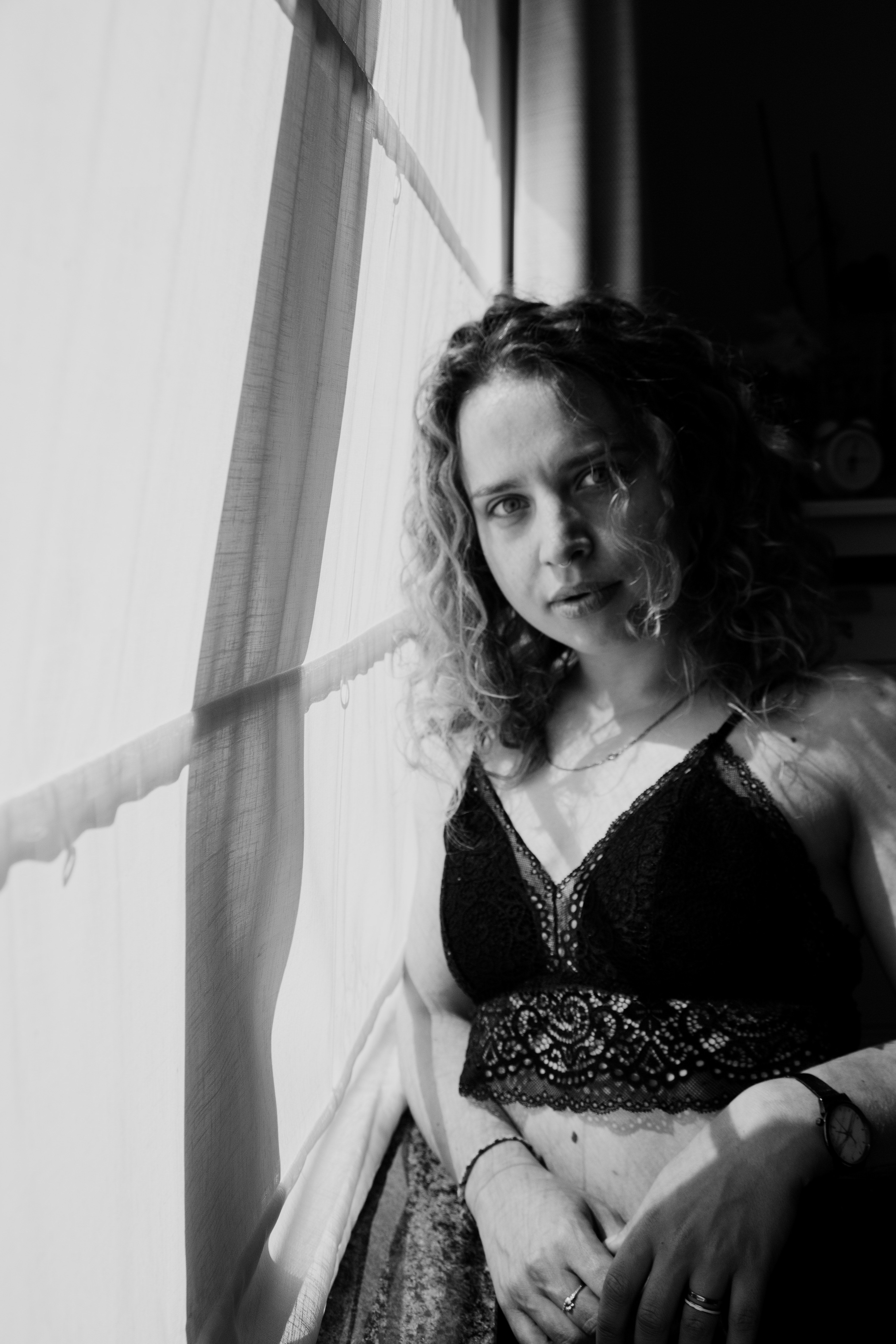 Frau, Schwarz-Weiß, Fenster, Locken, Porträt, QHD+, Handy-Hintergrund im Hochformat