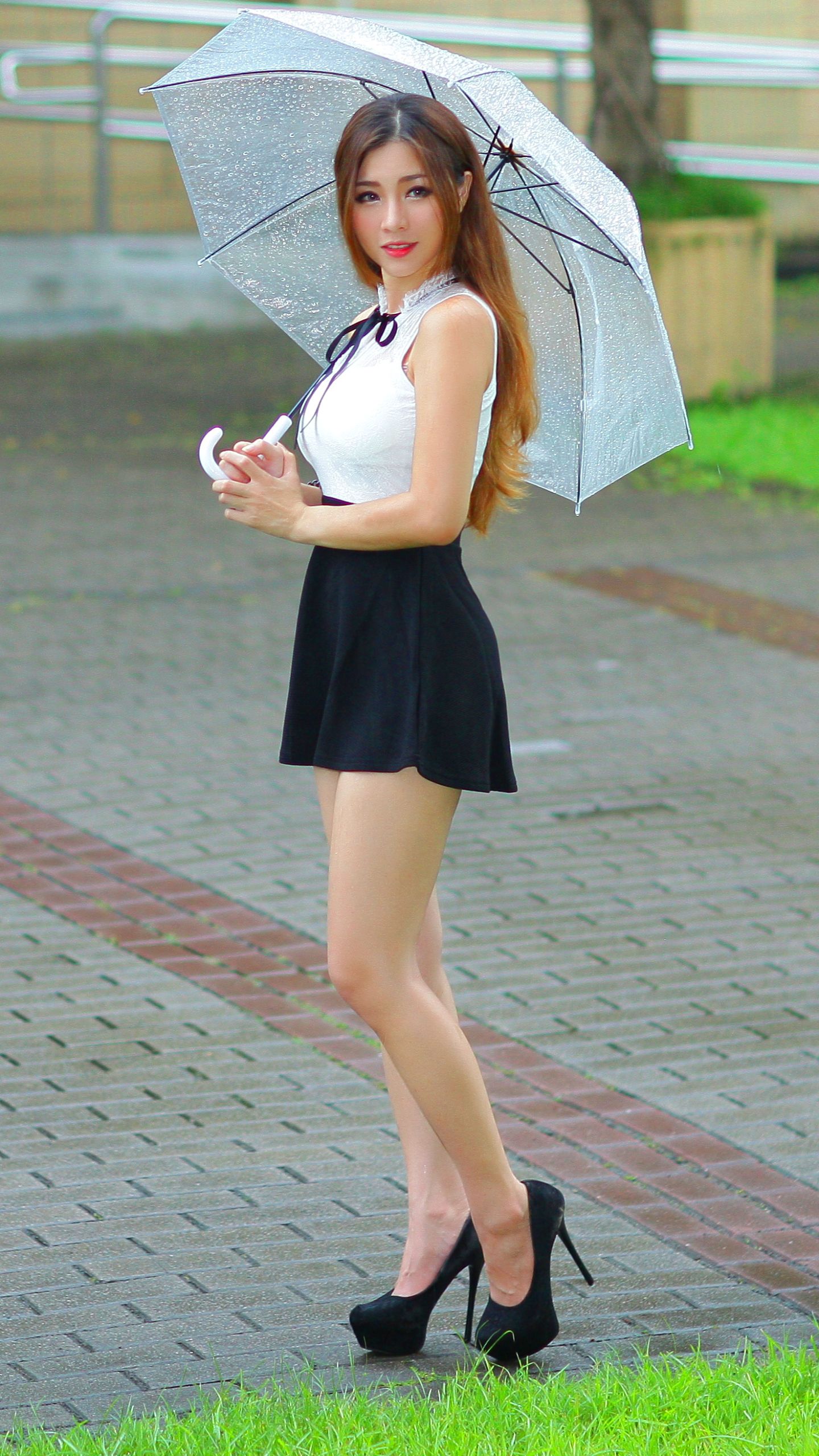 Junge Frau, Regenschirm, Minirock, High Heels, Ganzkörper, QHD+, Handy-Hintergrundbild