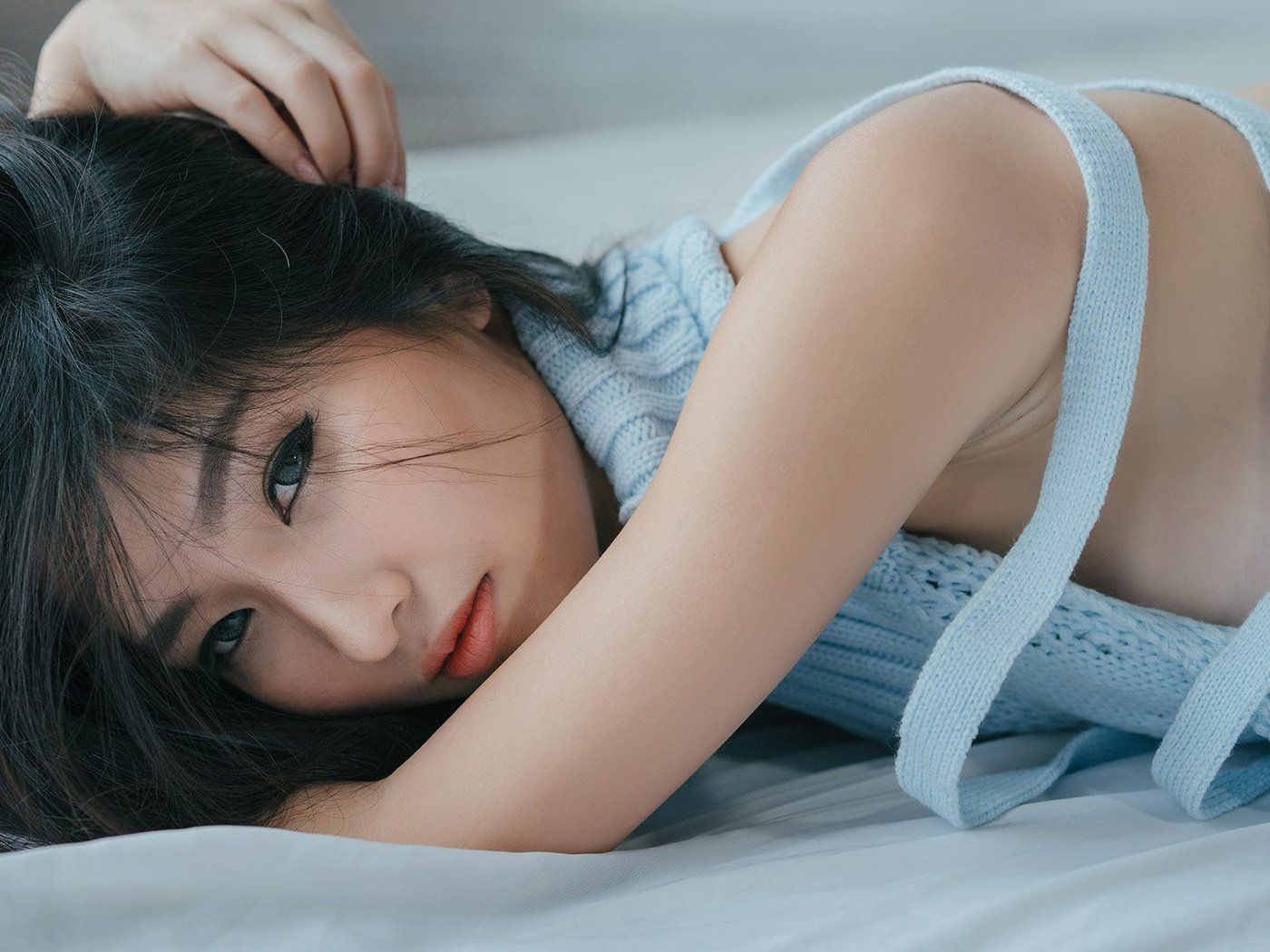 Asiatin, Liegend, Bett, Schwarze Haare, Blau, HD, Hintergrundbild fürs Tablet