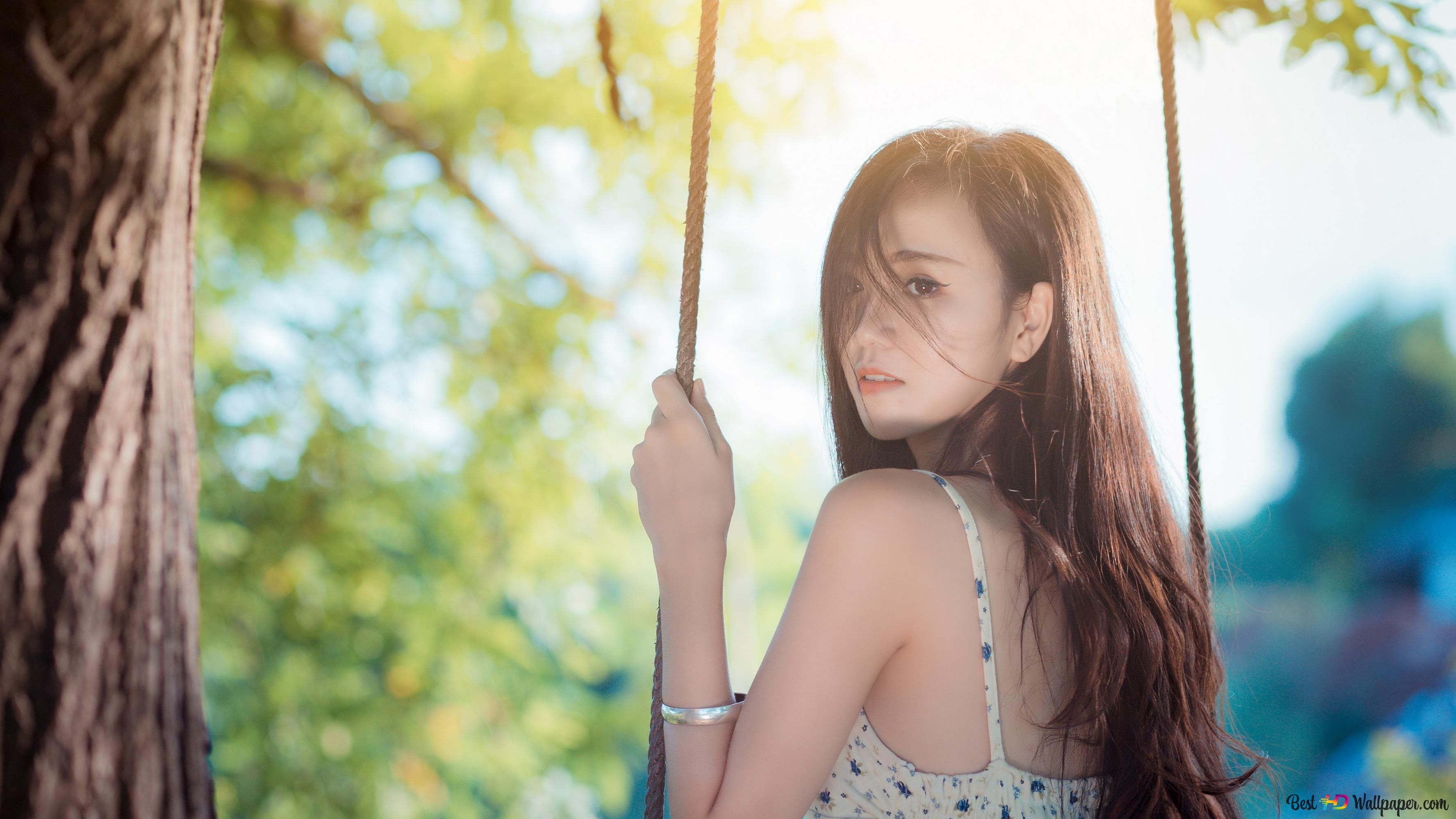 Junge Frau, Schaukel, Baum, Sommer, Lange Haare, 2K, Desktop-Hintergrund für Windows
