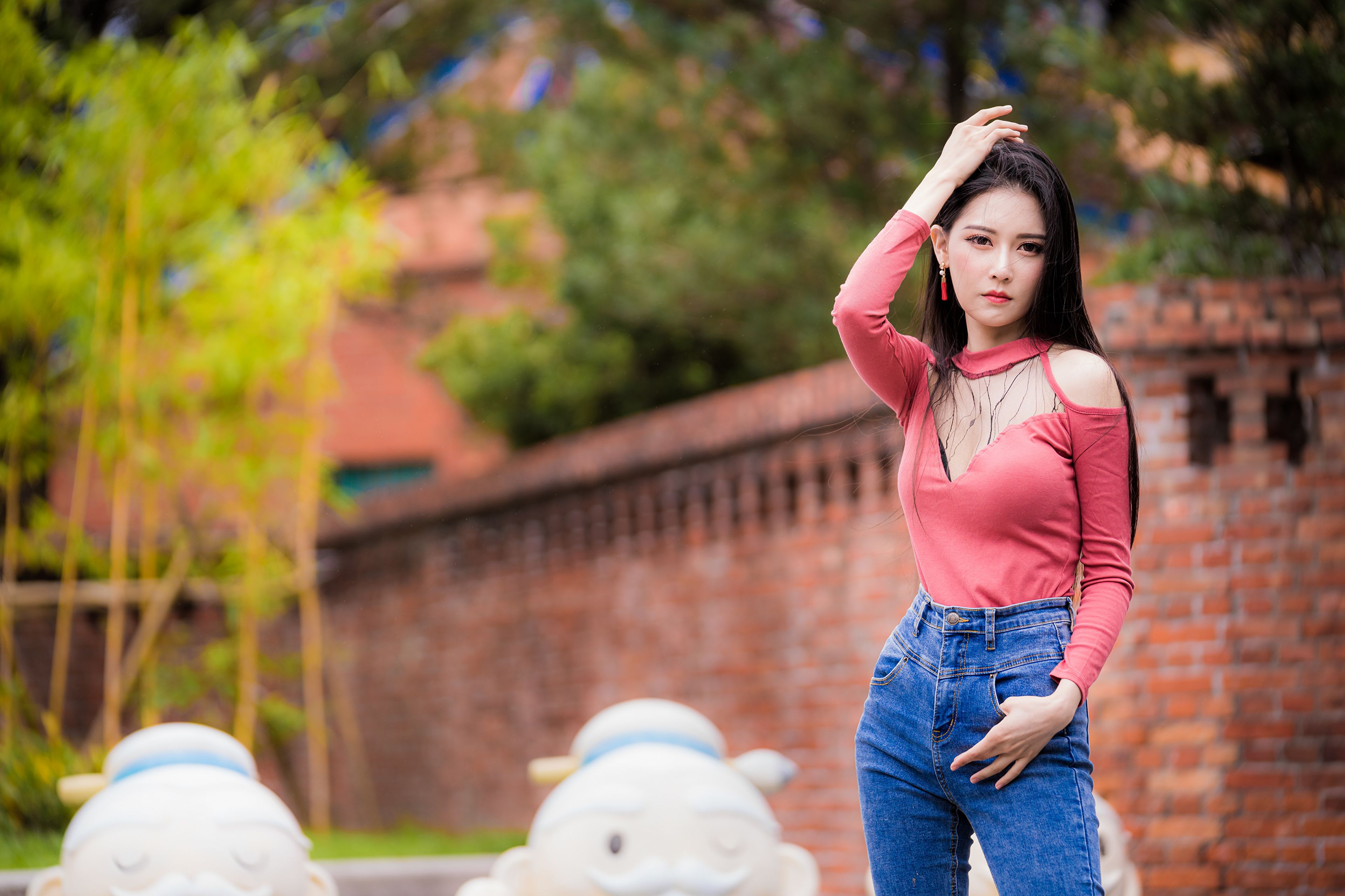 Asiatin, Rotes Oberteil, Jeans, Backsteinmauer, Lange Haare, 4K, PC-Hintergrundbild
