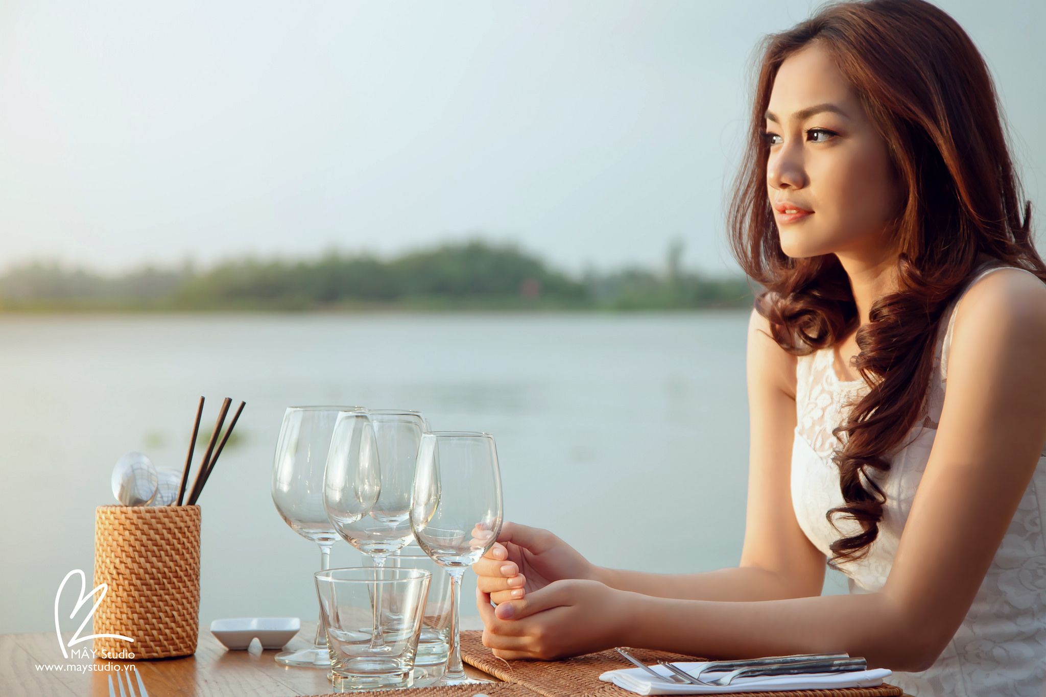 Frau, Lockige Haare, Restaurant, Weingläser, See, Full HD, Desktop-Hintergrund für Windows