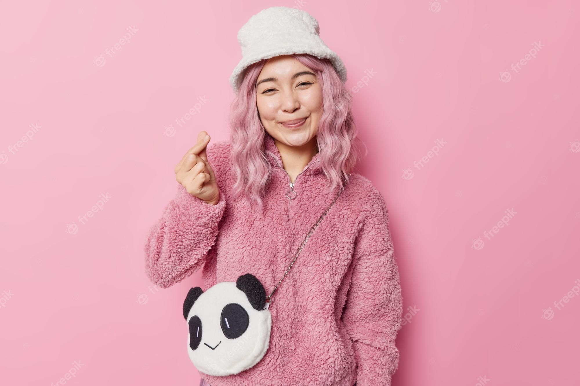 Junge Frau, Rosa Haare, Fischerhut, Panda-Tasche, Fingerherz, Rosa Hintergrund, Full HD Wallpaper