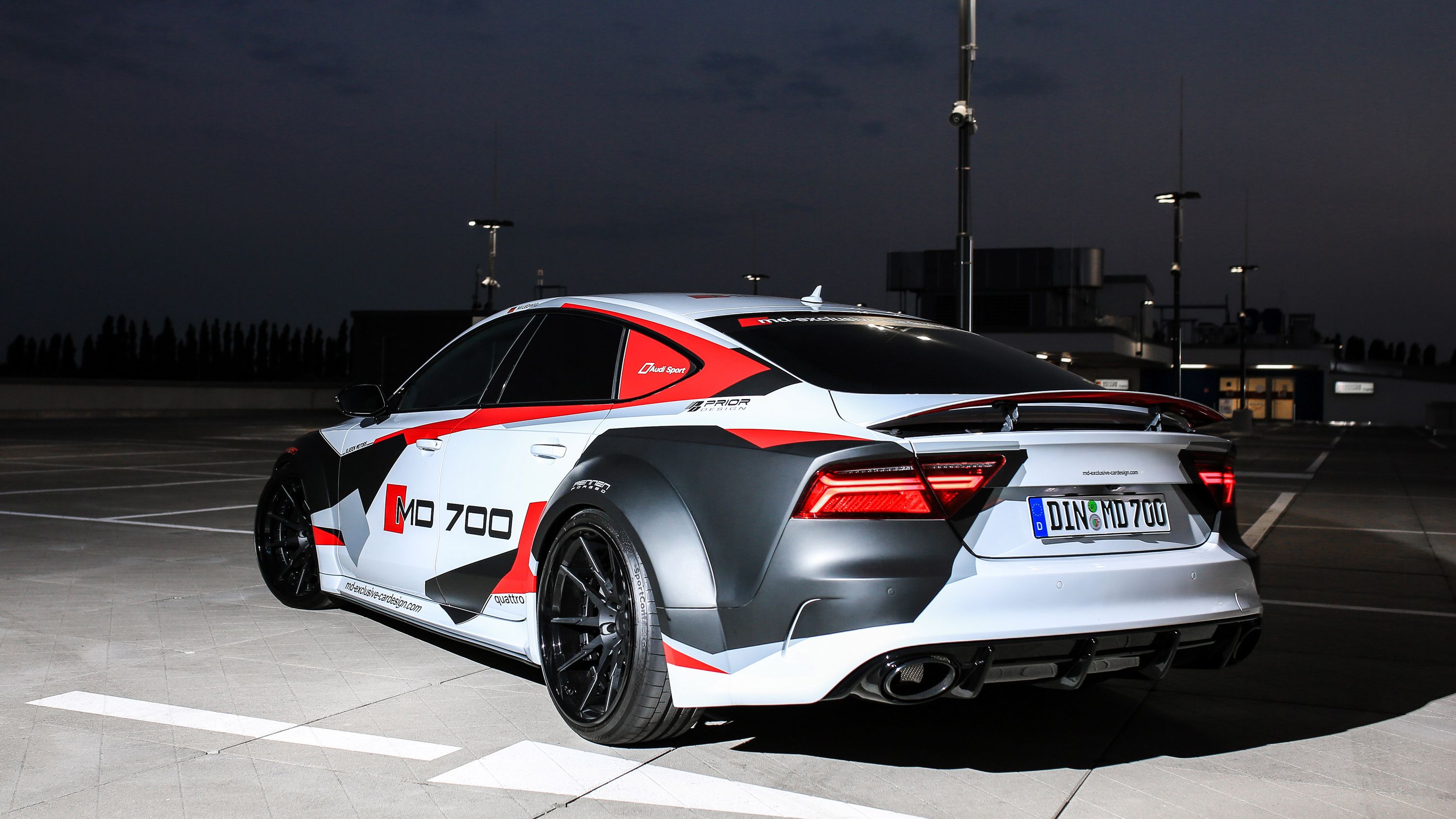 Audi RS7, Folierung, Weiß-rot, Nacht, Heckansicht, 16:9, 2K-Hintergrundbild für den Desktop