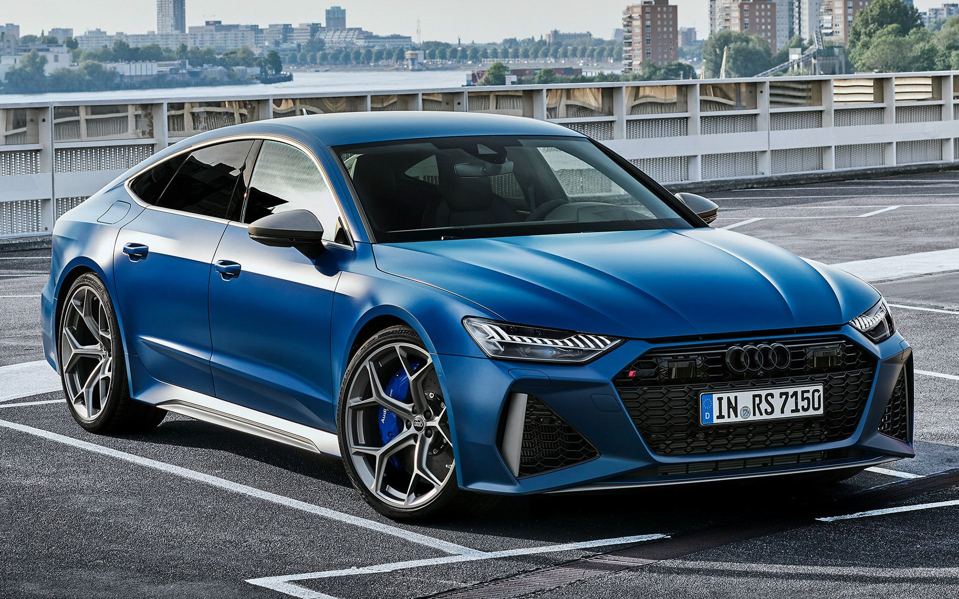 Audi RS7 Sportback, Blau, Parkplatz, Stadtsilhouette, Frontansicht, Full HD, Windows-Hintergrundbild