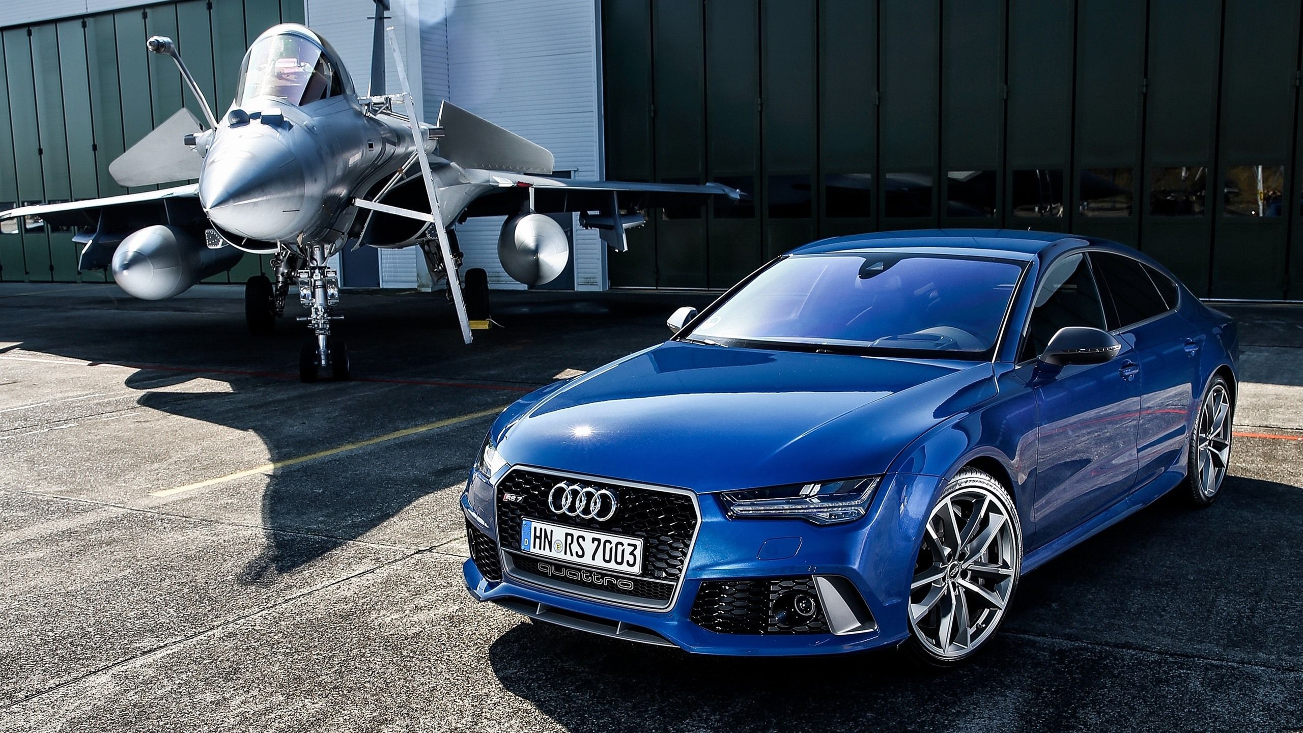 Audi RS7, Blau, Kampfjet, Flugzeughangar, Frontansicht, 2K 1440p, Desktop-Hintergrundbild