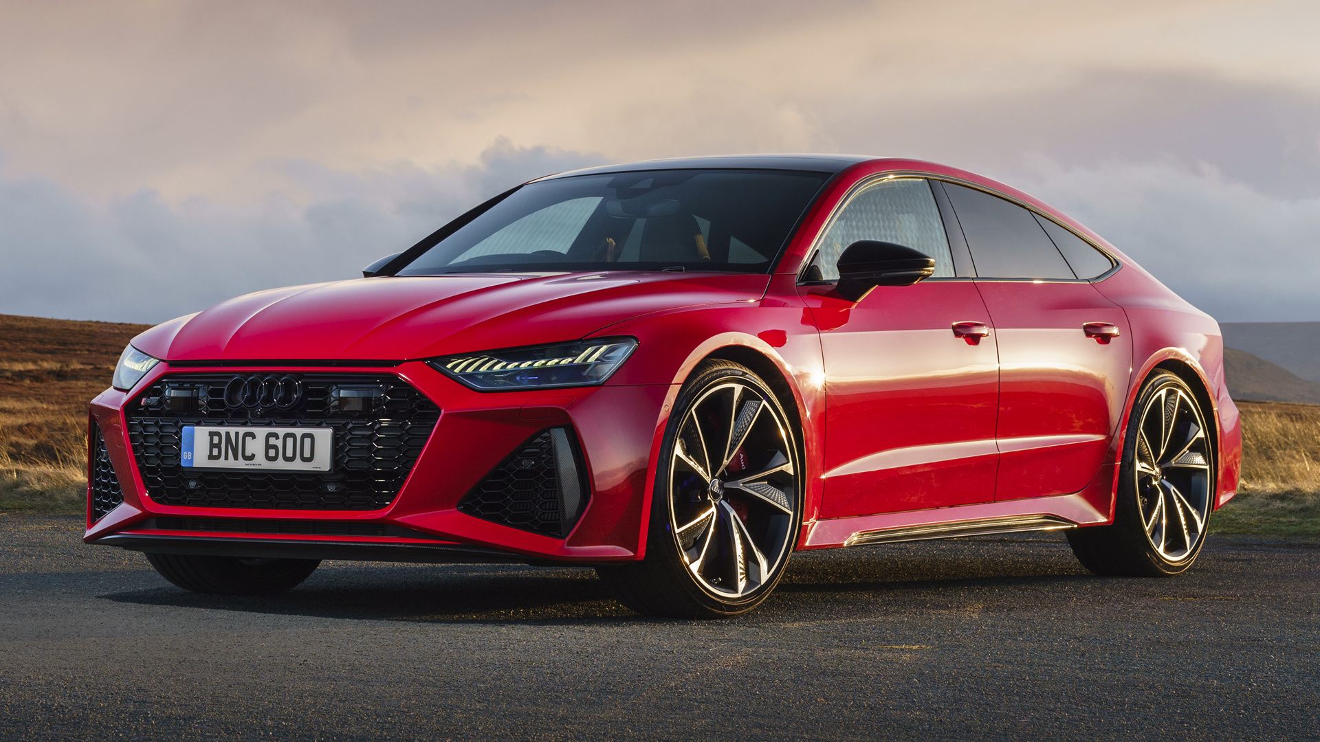 Audi RS7, Rot, Dreiviertelansicht, Bewölkter Himmel, Hügel, 1920x1080, Desktop-Hintergrund