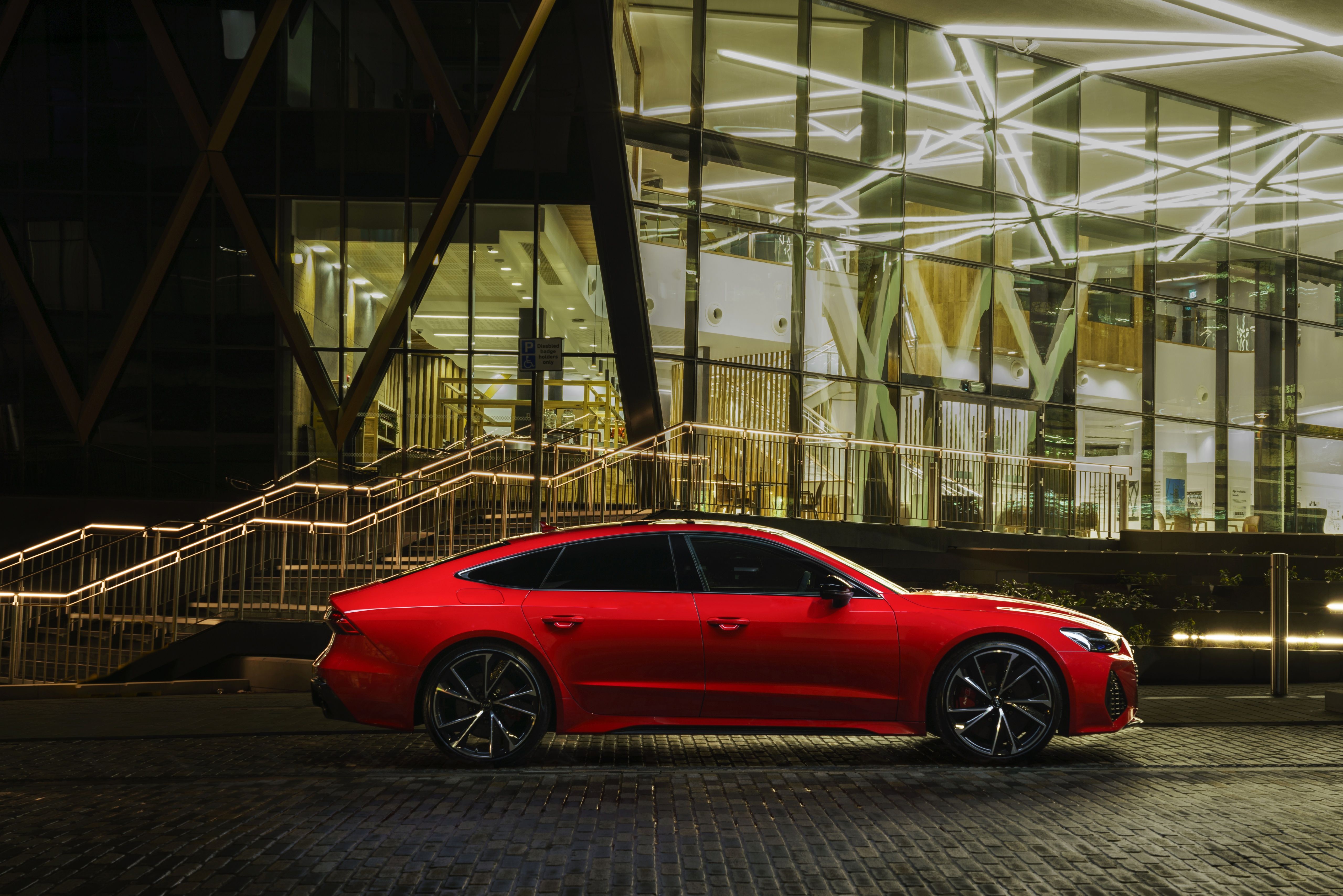 Audi RS7, Rot, Seitenansicht, Moderne Architektur, Nacht, 5K, PC-Hintergrundbild