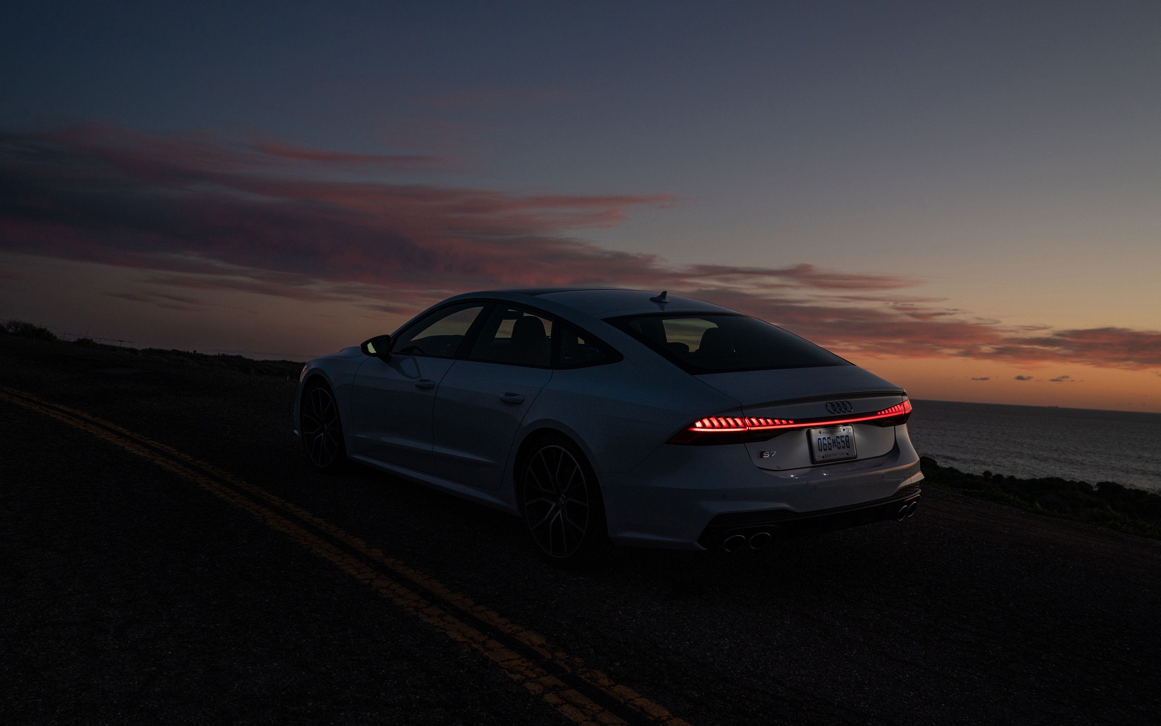 Audi RS7 Sportback, Silhouette, Dämmerung, Küstenstraße, Rückleuchten, 4K, PC-Hintergrundbild