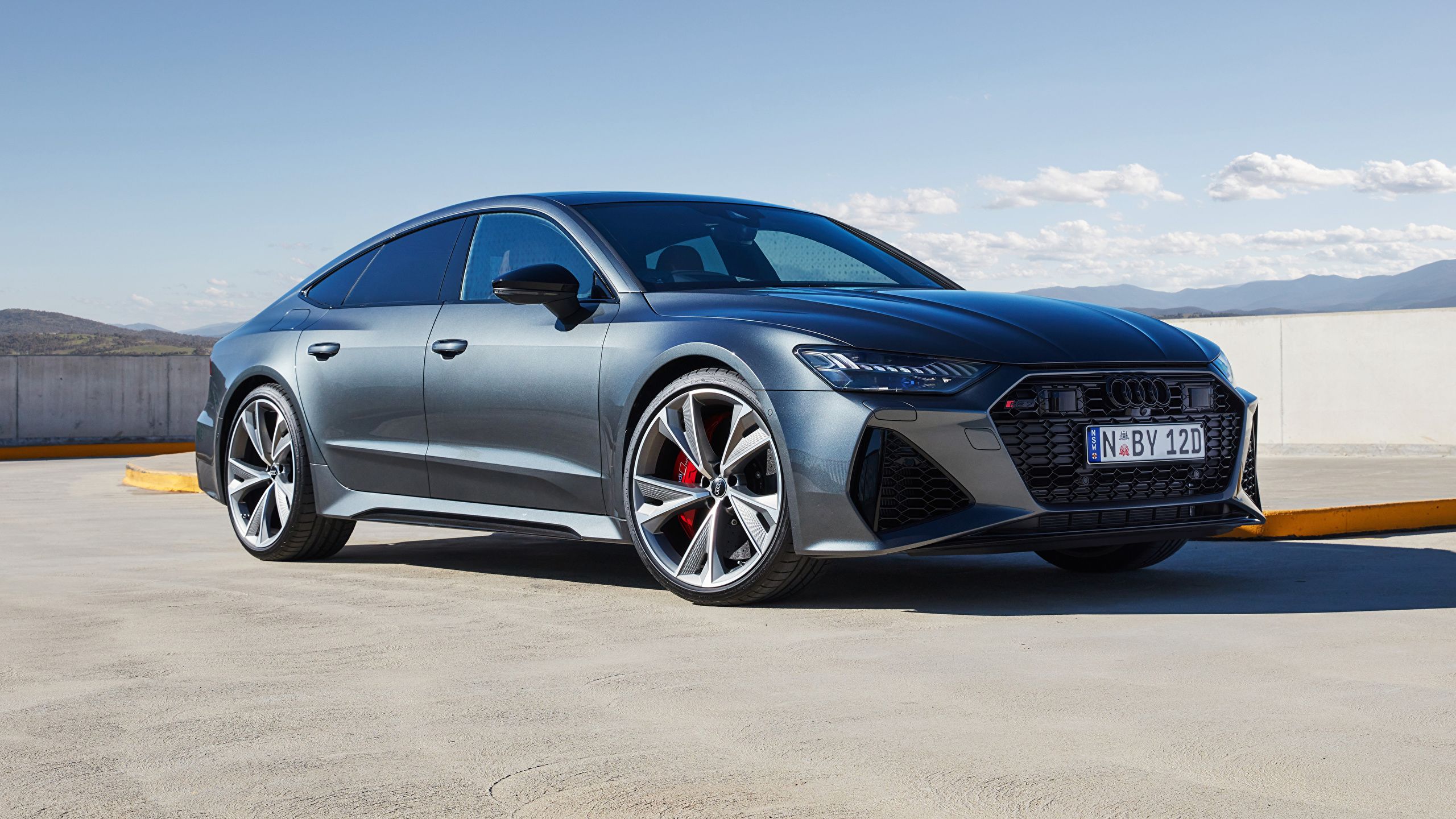 Audi RS7 Sportback, Grau, Blauer Himmel, Rote Bremssättel, Frontansicht, 2560x1440, PC-Hintergrundbild