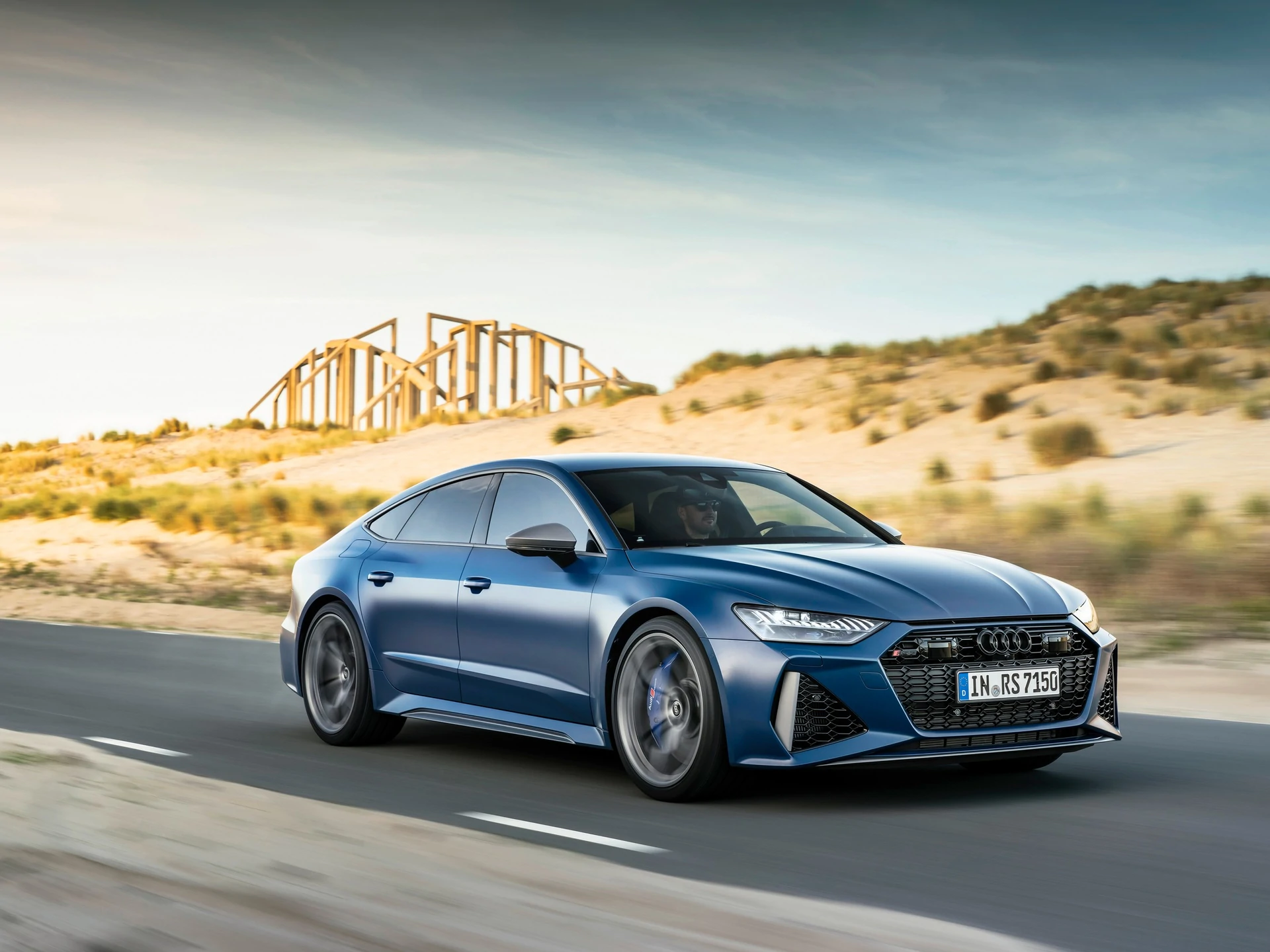 Audi RS7 Sportback, Blau, Antike Ruinen, Dünen, Fahraufnahme, Hintergrundbild fürs iPad