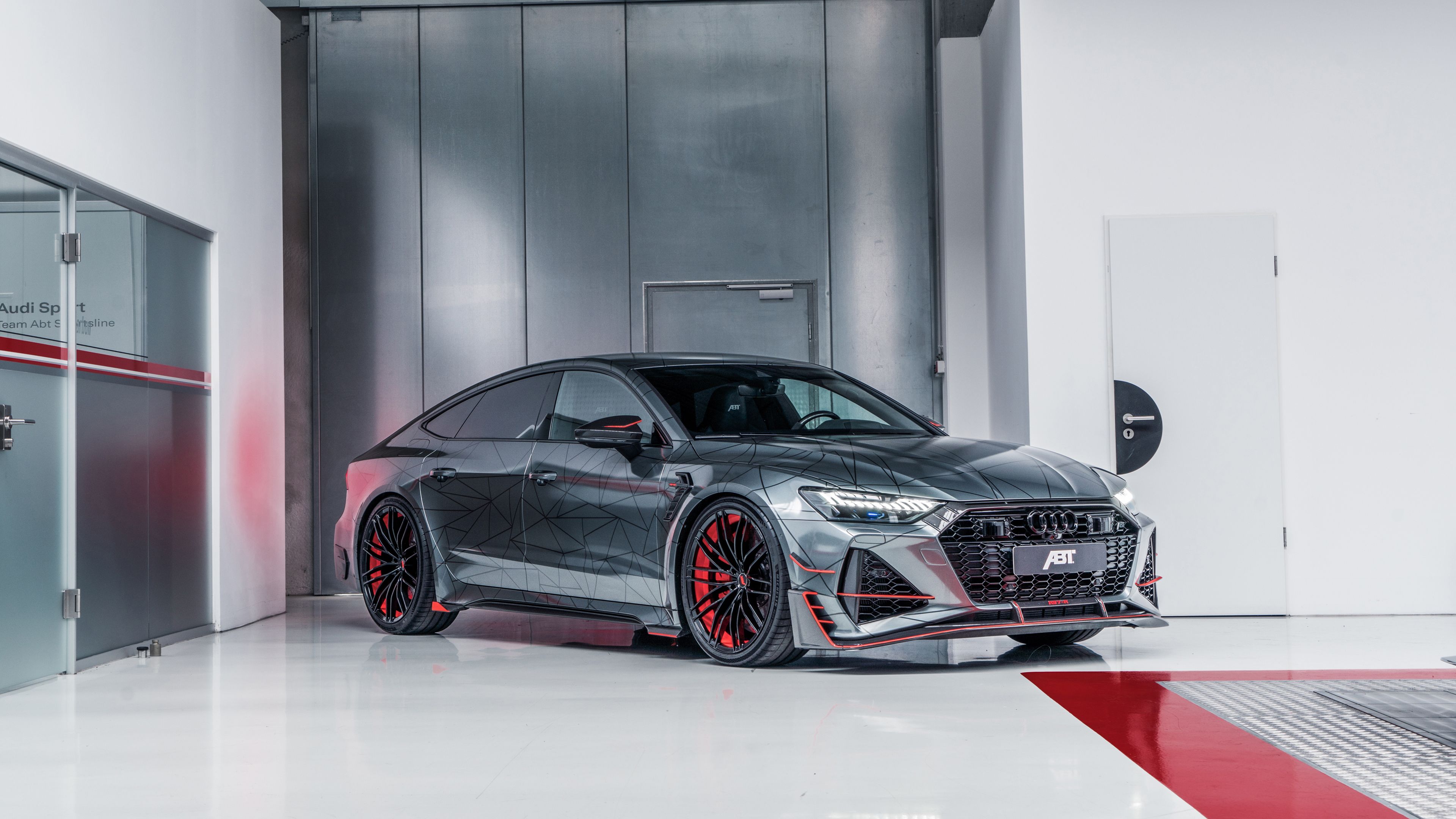 Audi RS7, ABT Sportsline, Grau, Weiße Halle, Rote Felgenakzente, 4K, Breitbild-Hintergrundbild