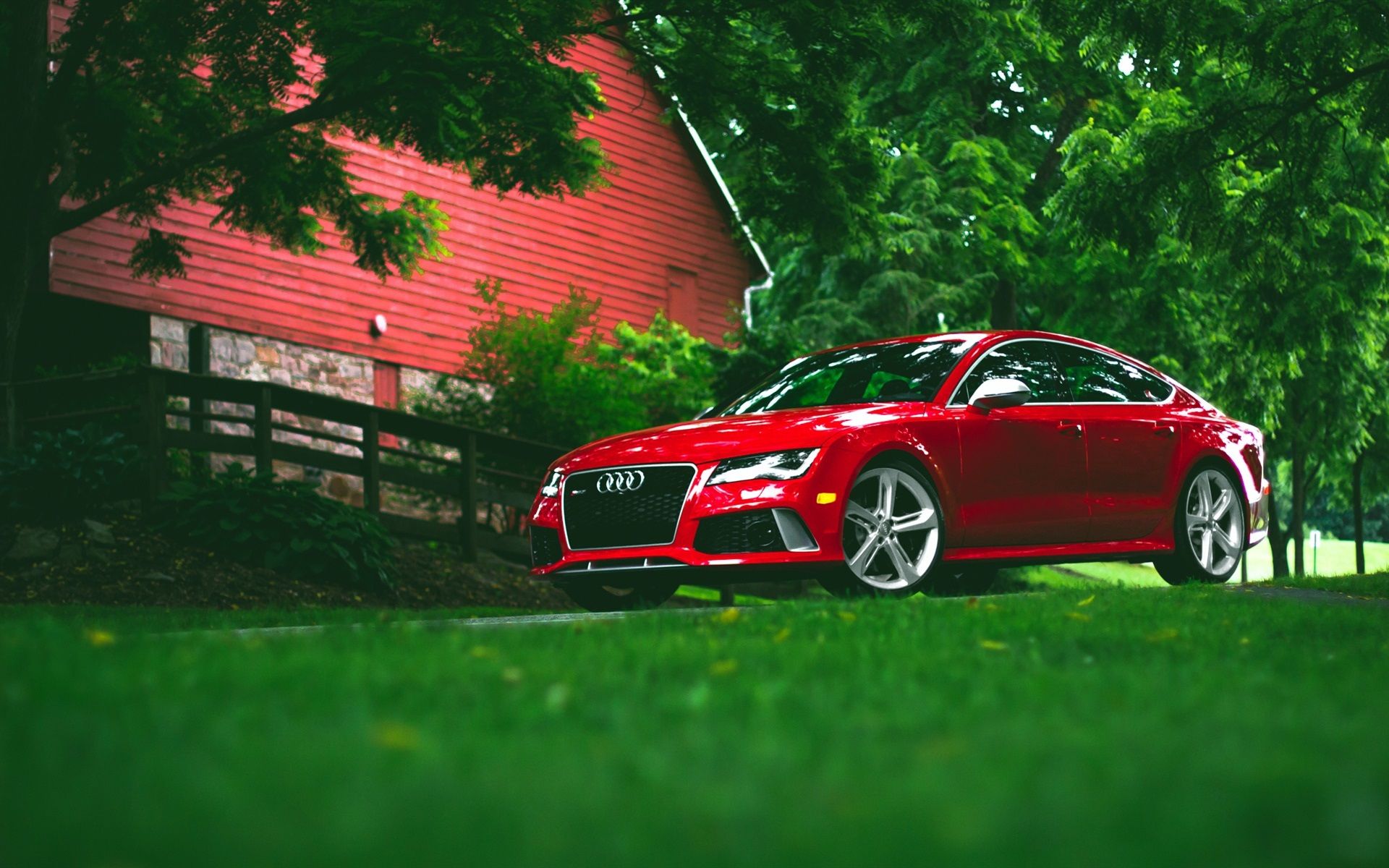 Audi RS7, Rot, Rote Scheune, Grüne Wiese, Seitenansicht, Full HD, MacBook-Hintergrundbild