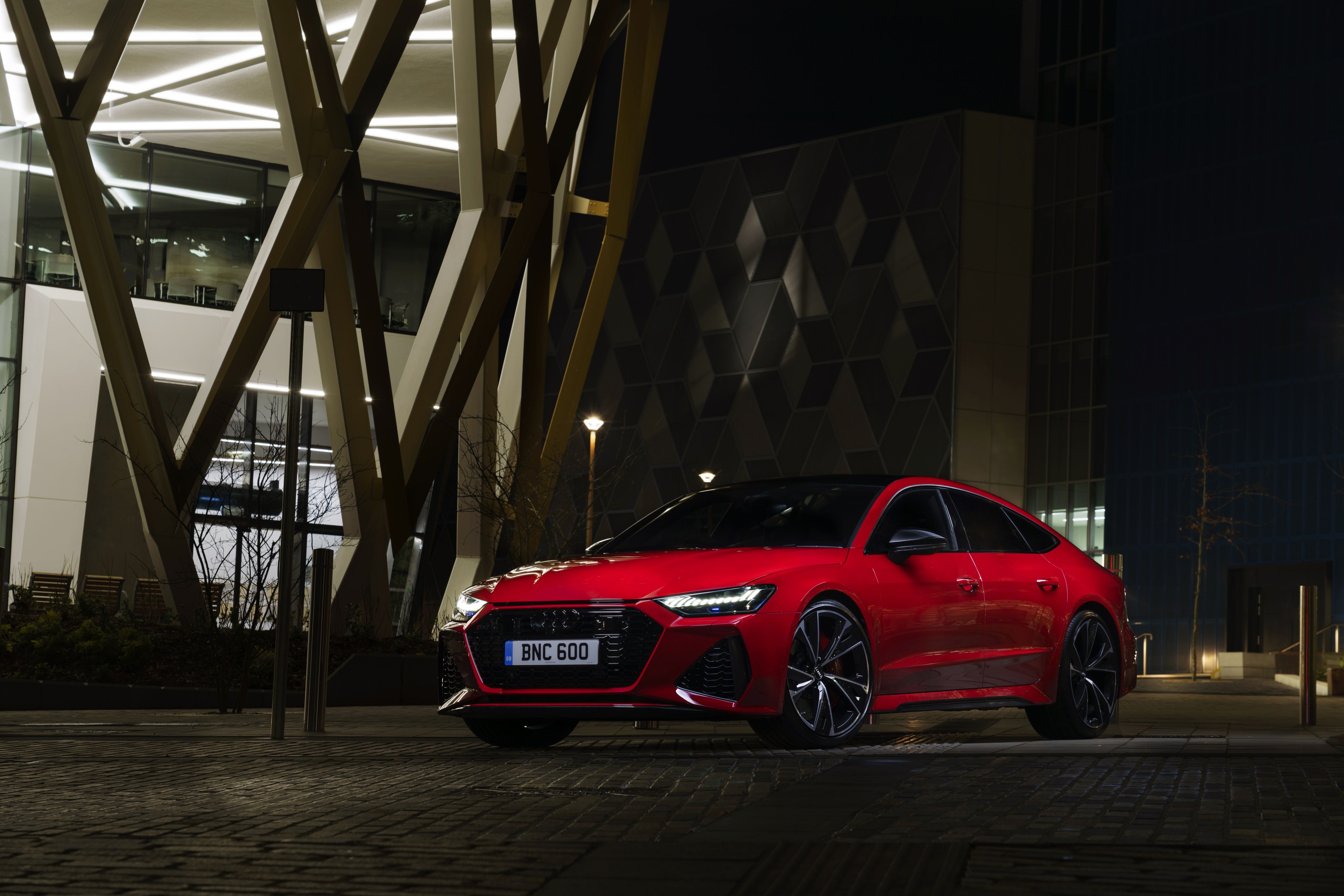 Audi RS7, Rot, Nacht, Moderne Architektur, Frontansicht, 5K, Desktop-Hintergrund