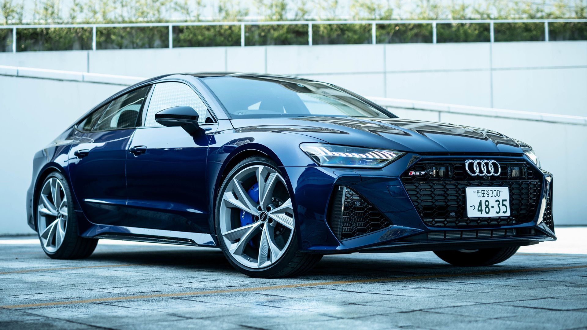 Audi RS7 Sportback, Dunkelblau, Blaue Bremssättel, Frontansicht, Japanisches Kennzeichen, Full-HD-Hintergrundbild