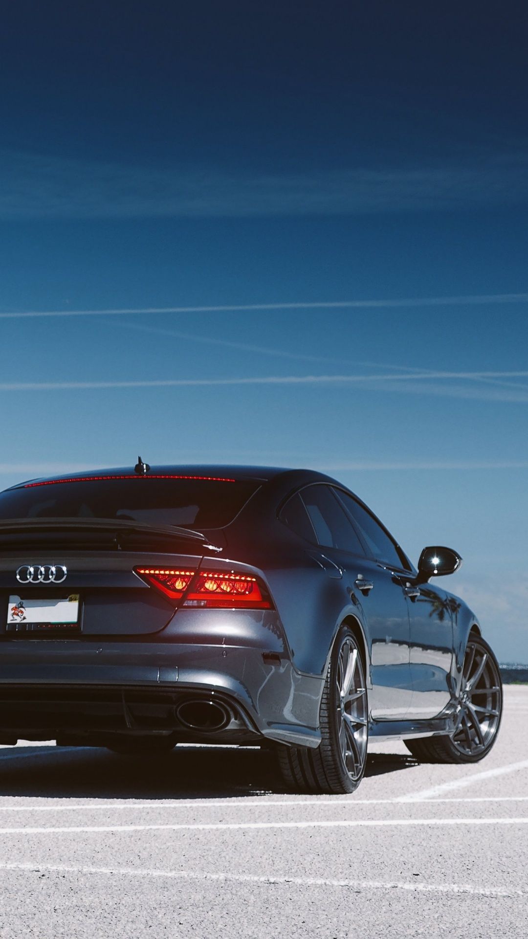 Audi RS7, Grau, Heckansicht, Blauer Himmel, Parkplatz, Hintergrundbild für iPhone und Android