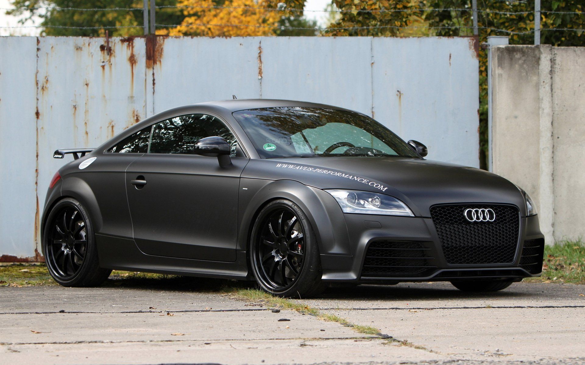 Audi TT RS, Mattgrau, Coupé, Schwarze Felgen, Hinterhof, Full HD, MacBook-Hintergrundbild