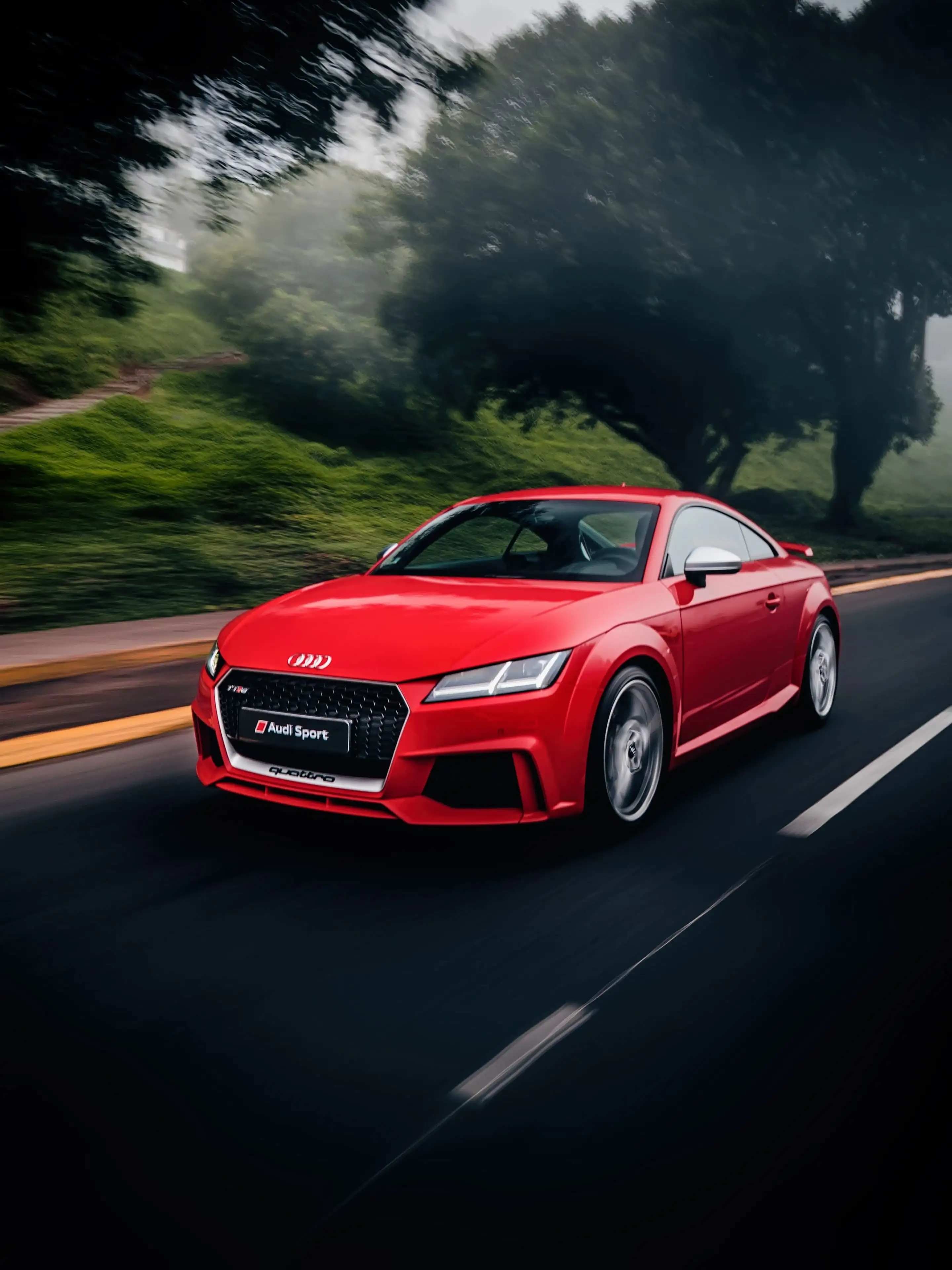 Audi TT, Rot, Landstraße, Fahraufnahme, Bäume, QHD+, iPad-Hintergrundbild