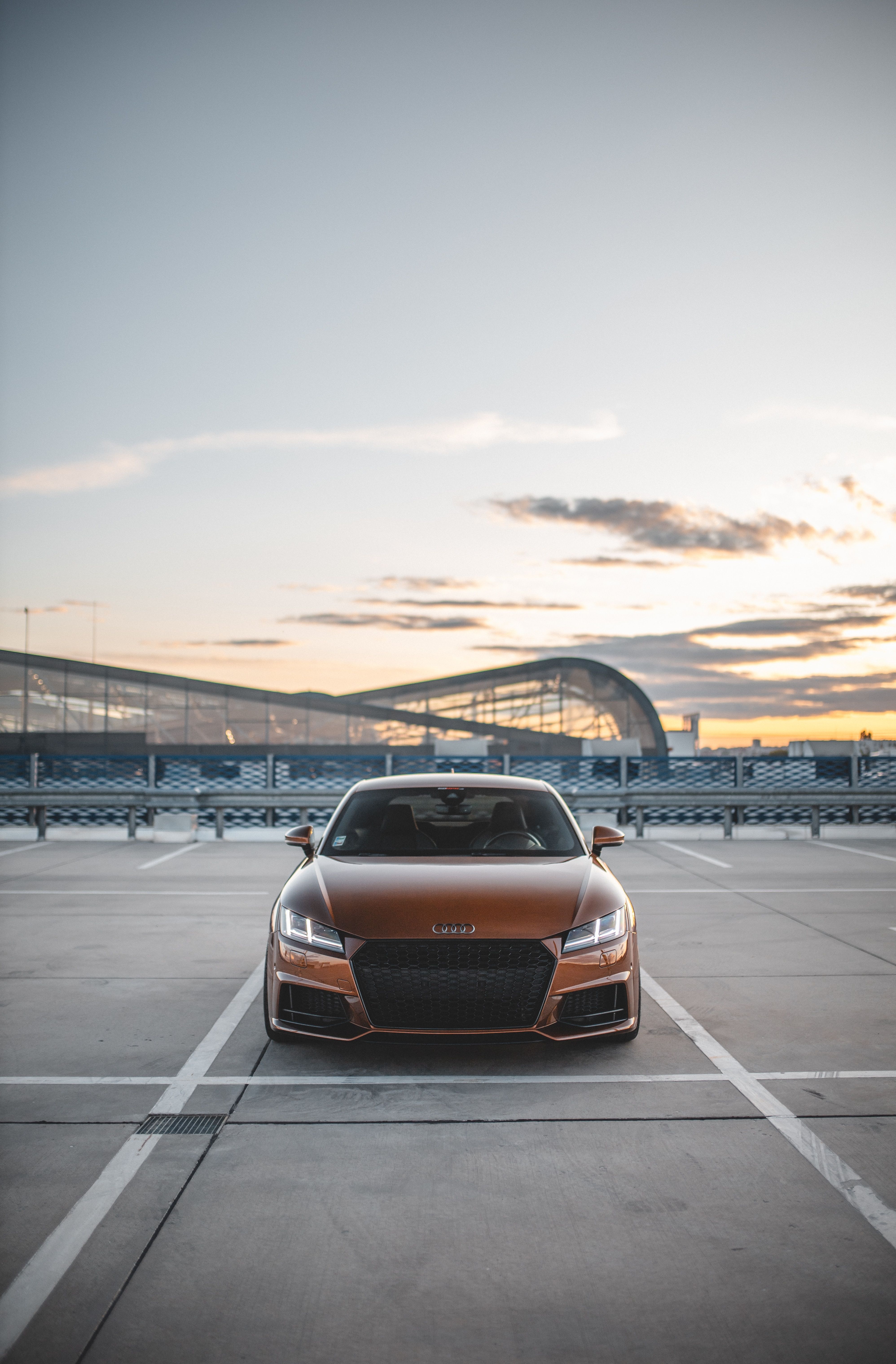 Audi TT, Orange, Parkplatz, Frontansicht, Abendhimmel, Hochformat, Hintergrundbild fürs Smartphone
