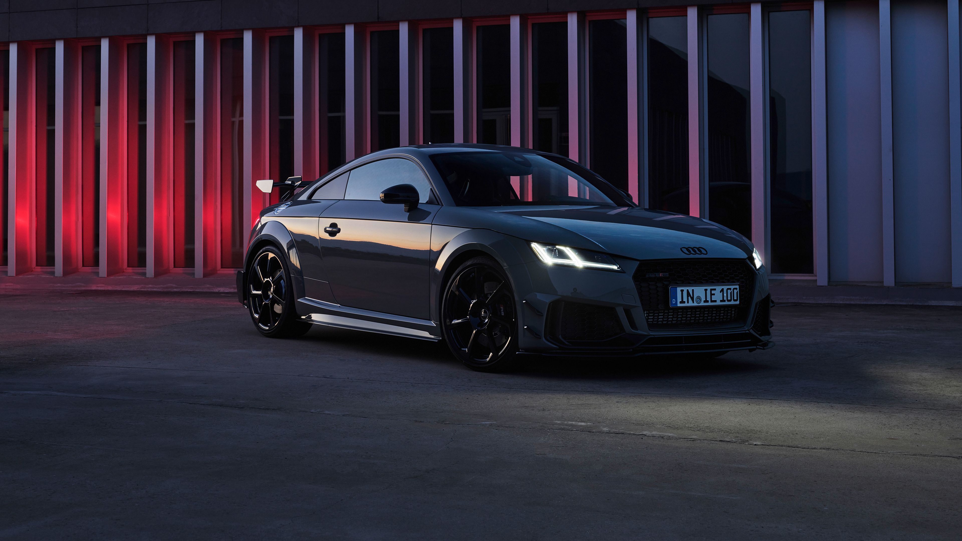 Audi TTS, Grau, Rote Säulen, Nacht, Moderne Architektur, 4K-Hintergrundbild für PC
