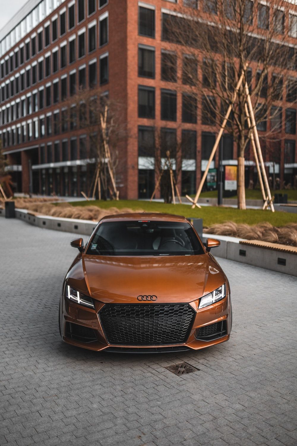 Audi TT, Orange, Backsteingebäude, Stadt, Frontansicht, HD, Handy-Hintergrund im Hochformat