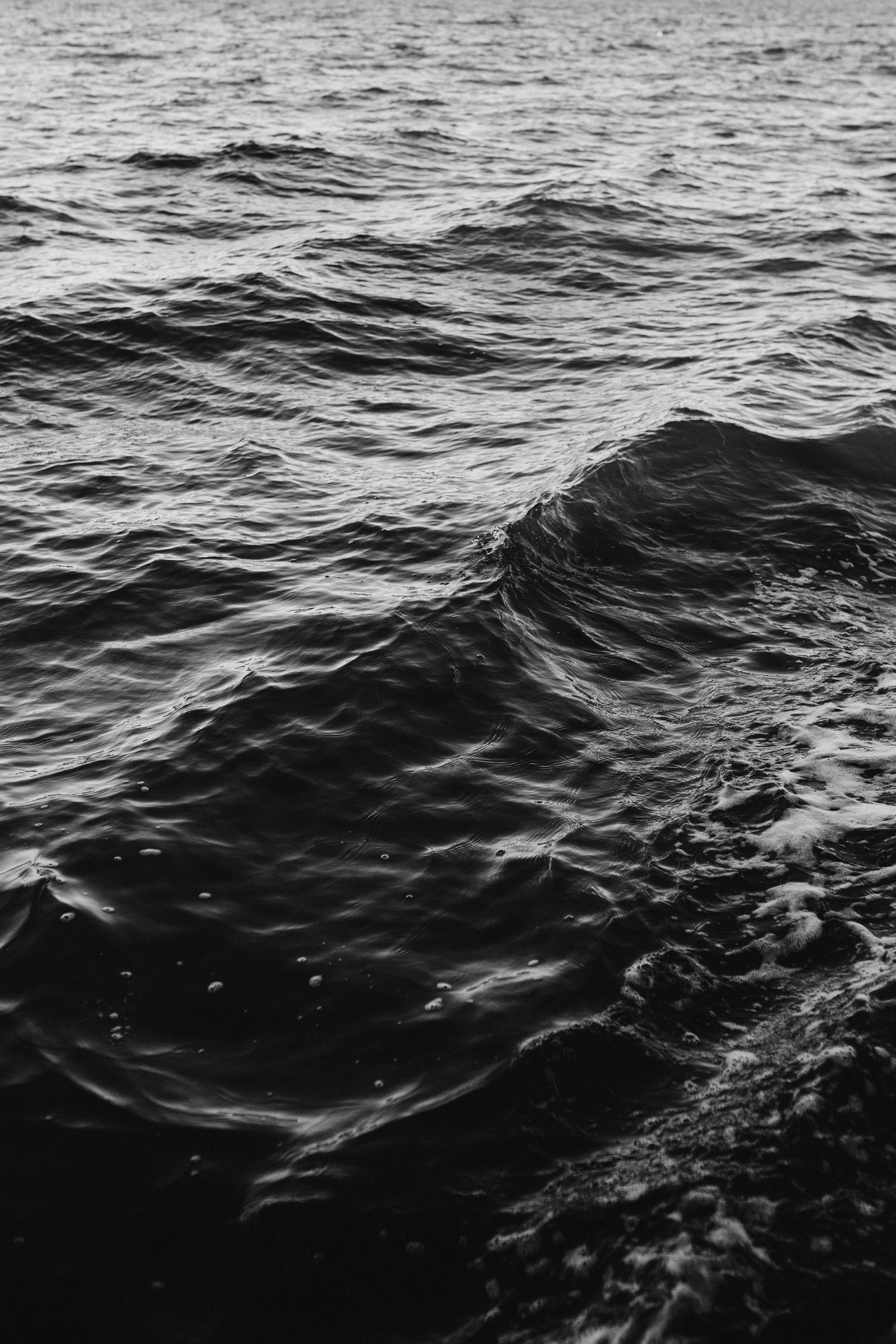 Meer, Wellen, Schwarz-Weiß, Wasseroberfläche, Dunkel, QHD+, Sperrbildschirm fürs iPhone